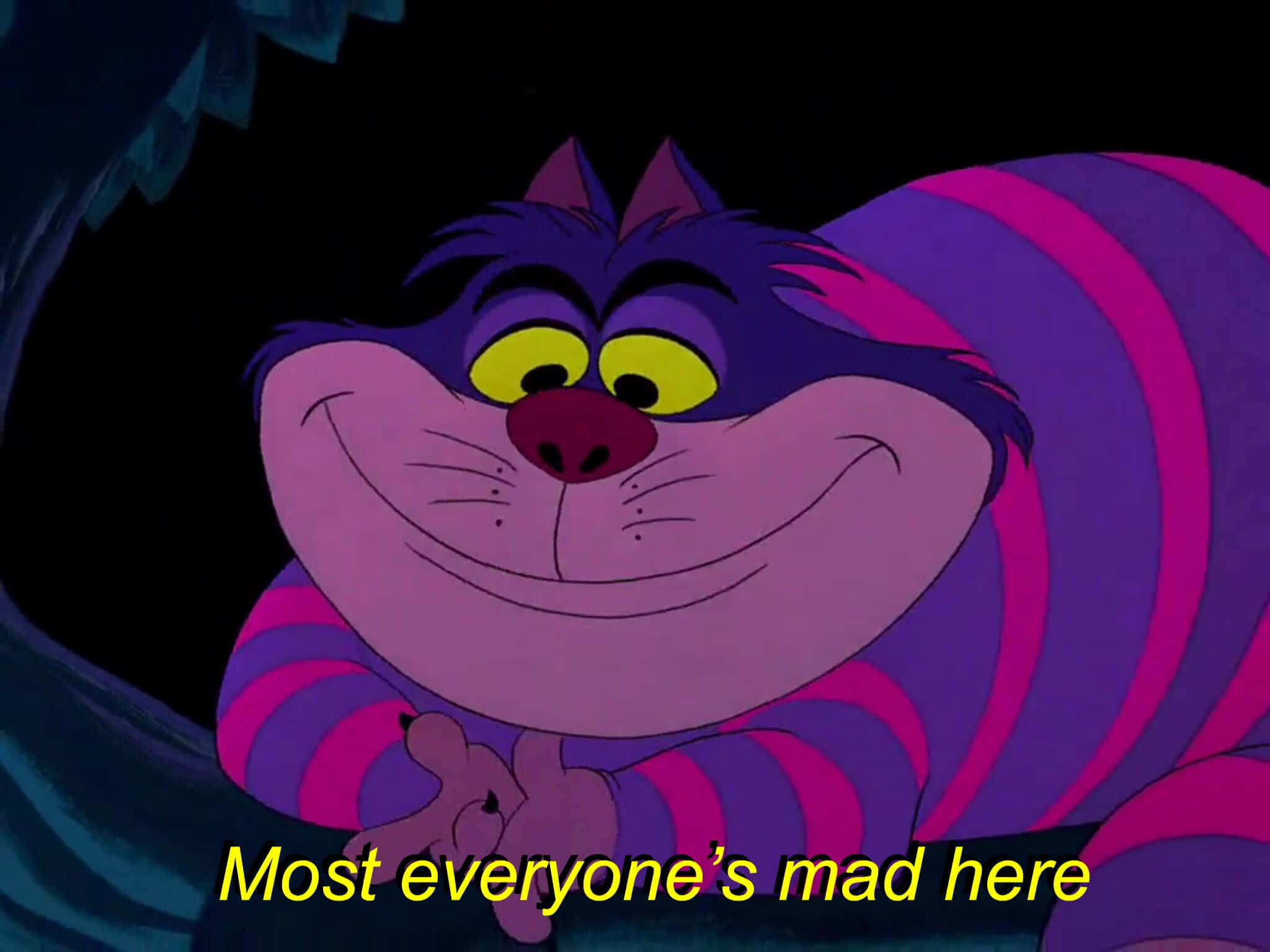 Alice Wonderland Aesthetic 桌布 壁紙 — 一隻快樂的紫色和粉紅色條紋柴郡貓在深色背景上咧嘴大笑，並帶有文字疊加。