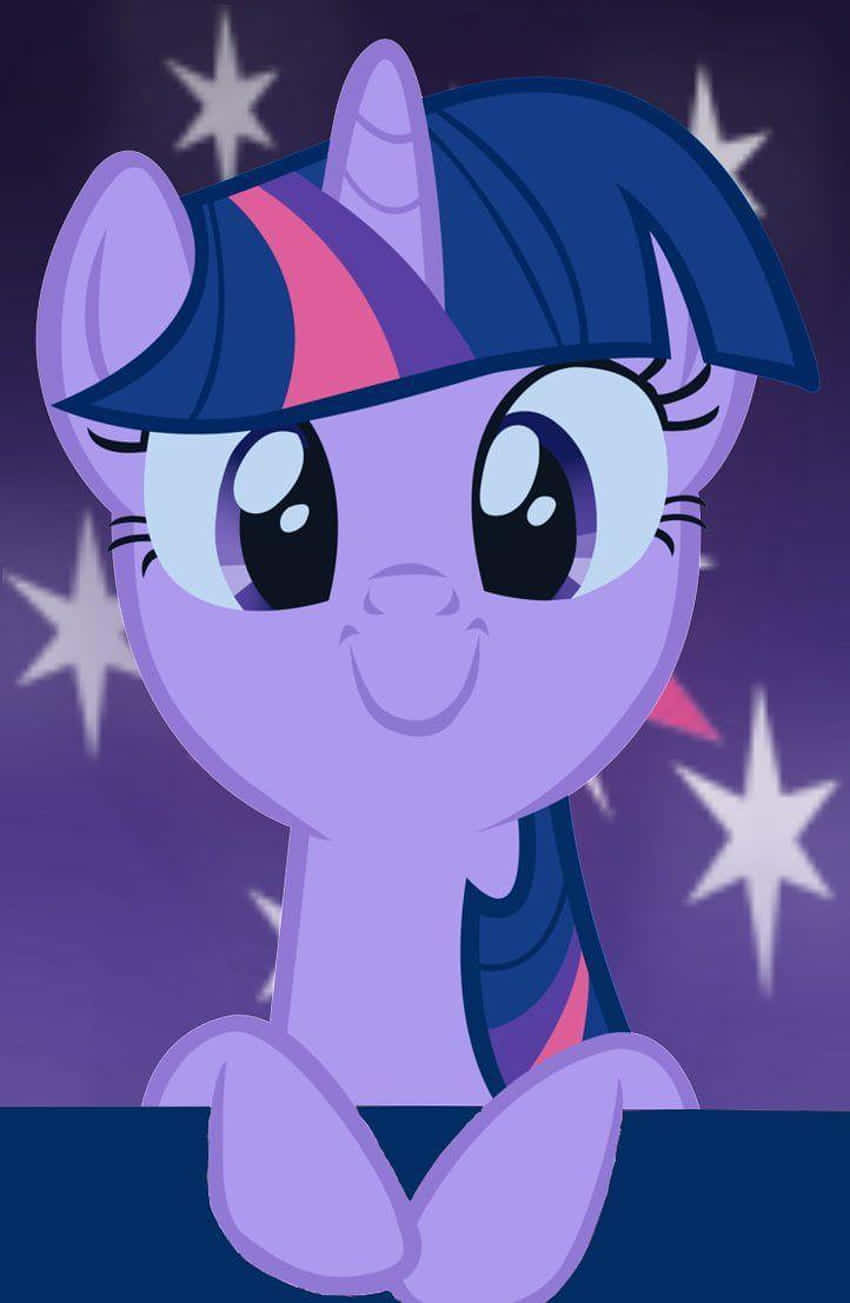 Mlp Phone 桌布 壁紙 — 一隻快樂的紫色小馬，背景是星空夜空，溫暖地對觀眾微笑。