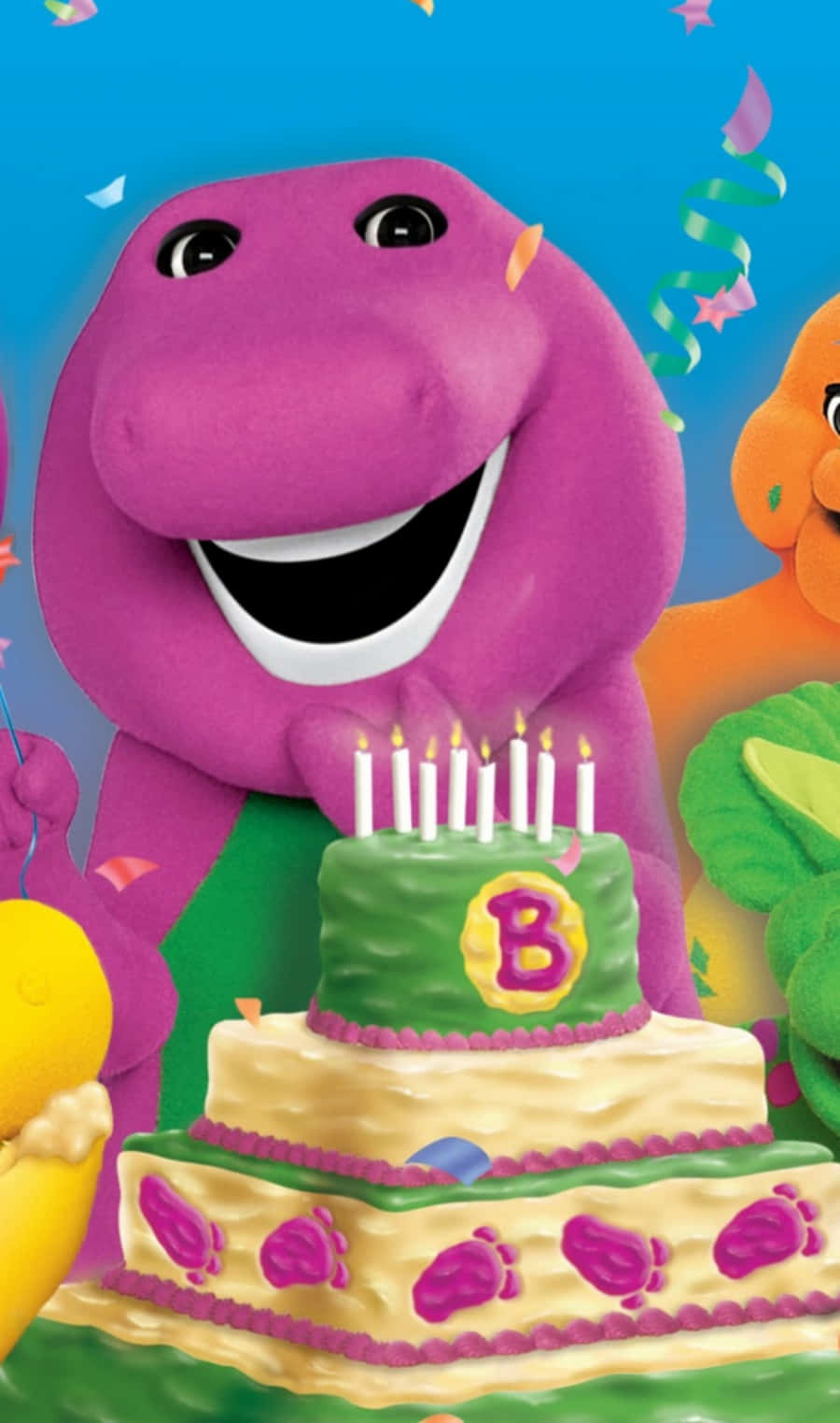 barney 桌布 壁紙 — 一隻快樂的紫色恐龍在一個點燃蠟燭的兩層生日蛋糕和腳印旁邊微笑。