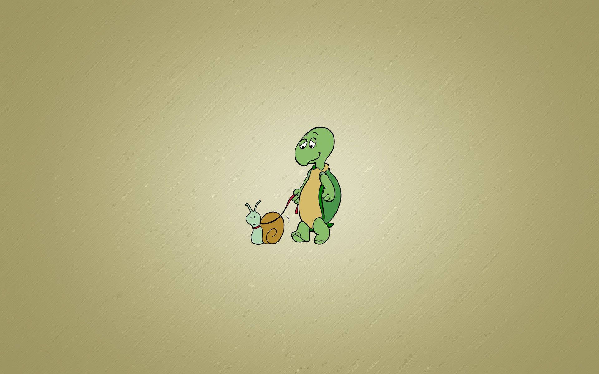 Cartoon Turtle 桌布 壁紙 — 一隻快樂的綠色卡通烏龜在柔和的米色漸層背景上用皮帶牽著一隻小蝸牛散步。