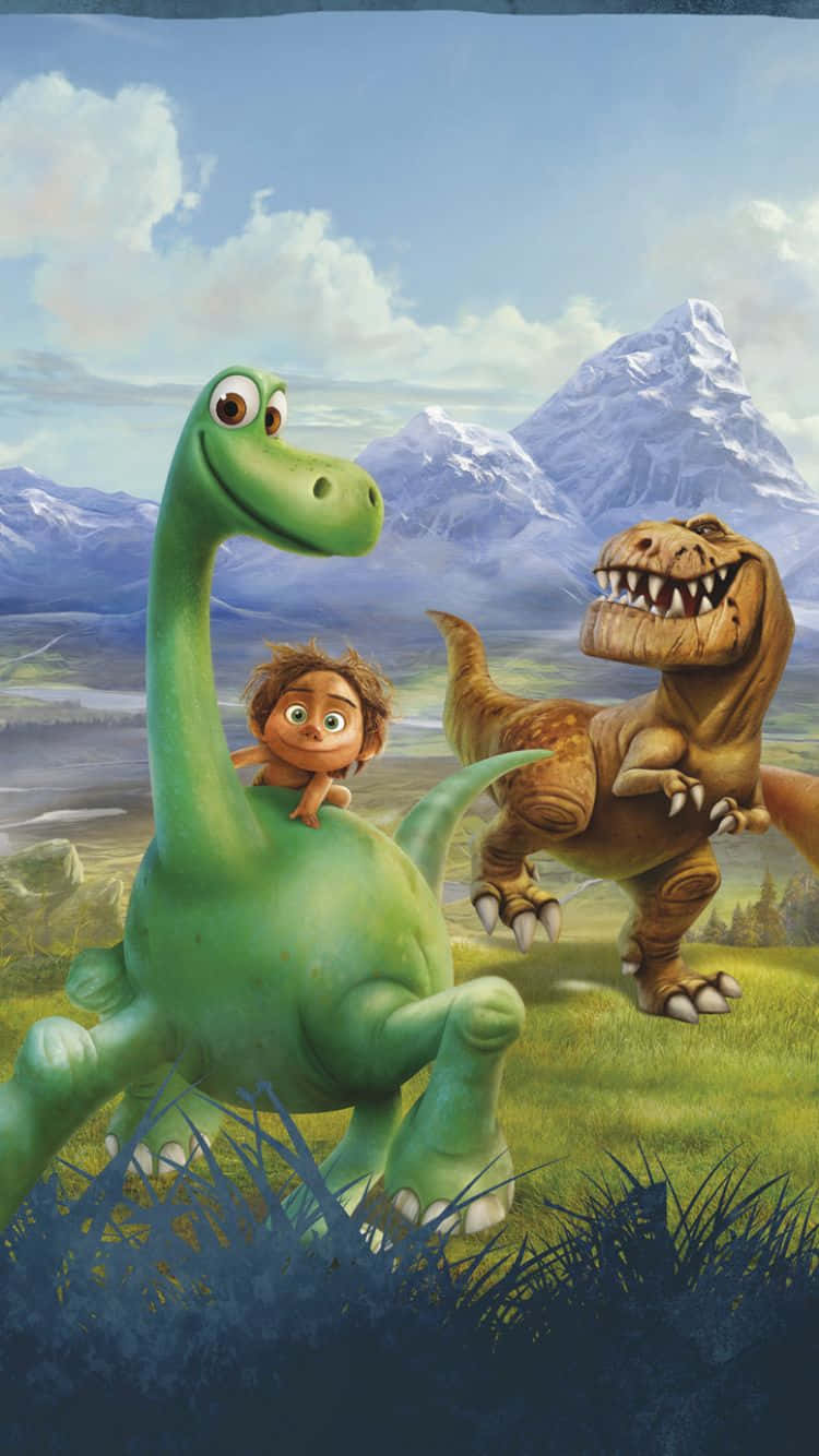 Cute Green Dinosaur 桌布 壁紙 — 一隻快樂的綠色雷龍揹著一個小男孩，而一隻棕色的暴龍在附近長滿草的山谷中咆哮，背景是白雪覆蓋的山峰。