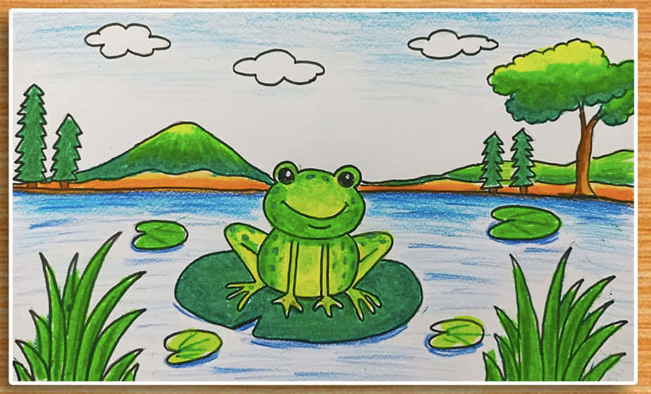 Frog Drawing 桌布 壁紙 — 一隻快樂的綠色青蛙坐在寧靜池塘的荷葉上，周圍環繞著樹木和遠處的山丘，天空多雲。