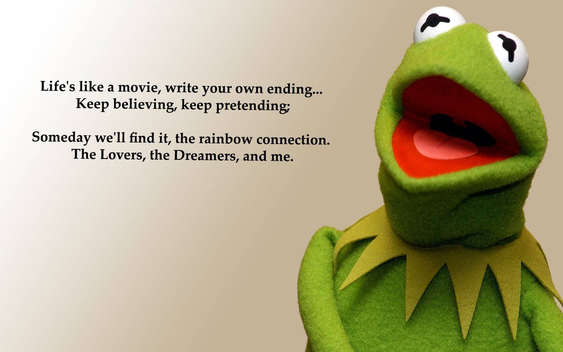 kermit 桌布 壁紙 — 一隻快樂的綠色青蛙木偶，睜大眼睛，張開嘴巴，站在柔和的米色背景上，旁邊是鼓舞人心的電影主題文字。