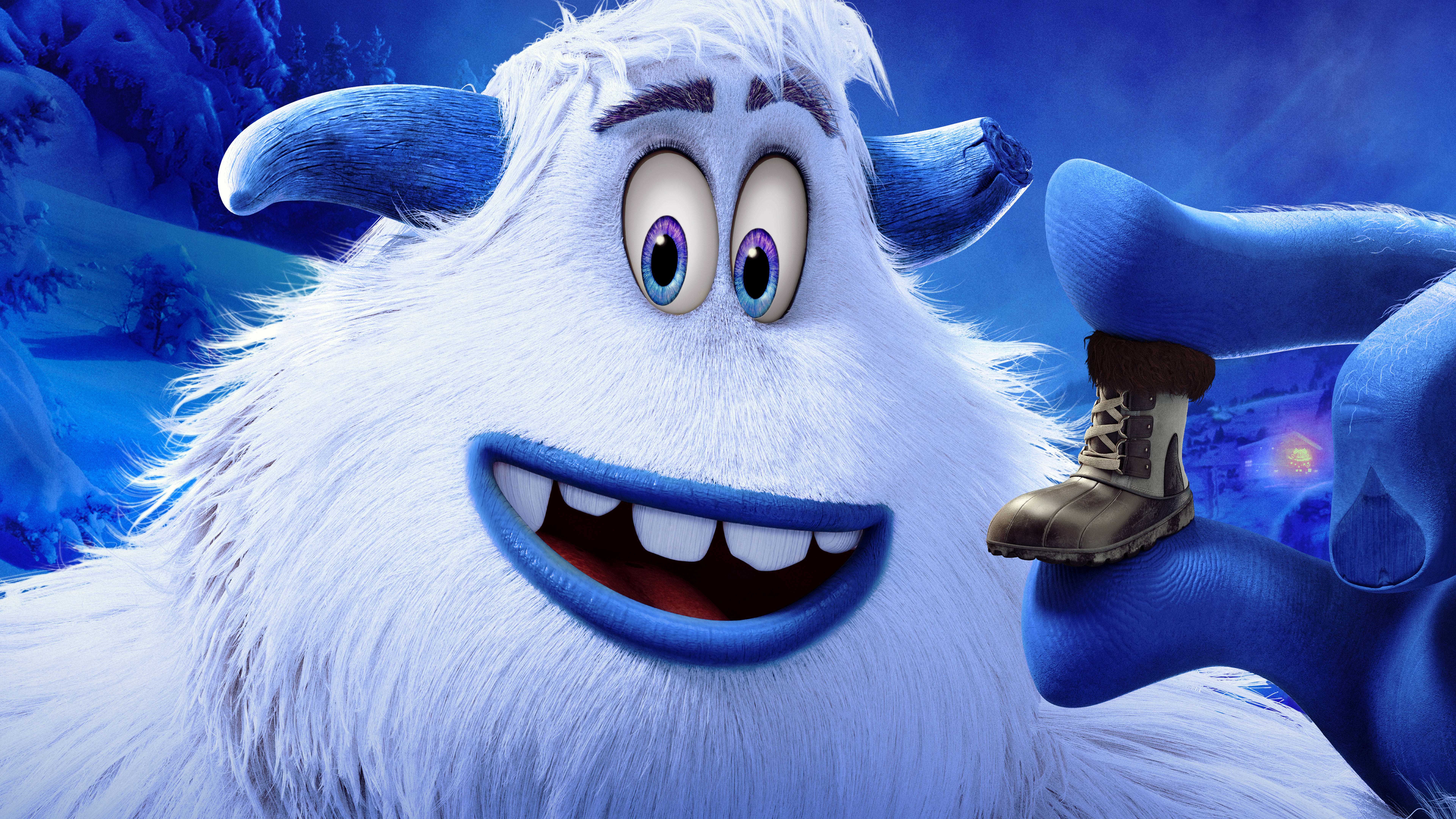 Smallfoot 桌布 壁紙 — 一隻快樂的藍眼睛雪怪，擁有蓬鬆的白色毛皮，在雪白的冬季背景下舉起一隻小靴子。