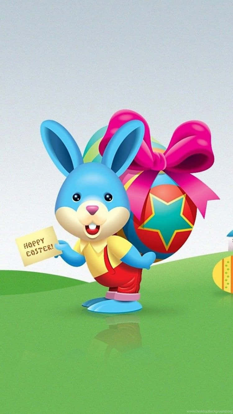 Cute Happy Easter 桌布 壁紙 — 一隻快樂的藍色卡通兔拿著寫著「復活節快樂」的牌子，同時抱著一個帶有粉紅色蝴蝶結的巨型彩色蛋。