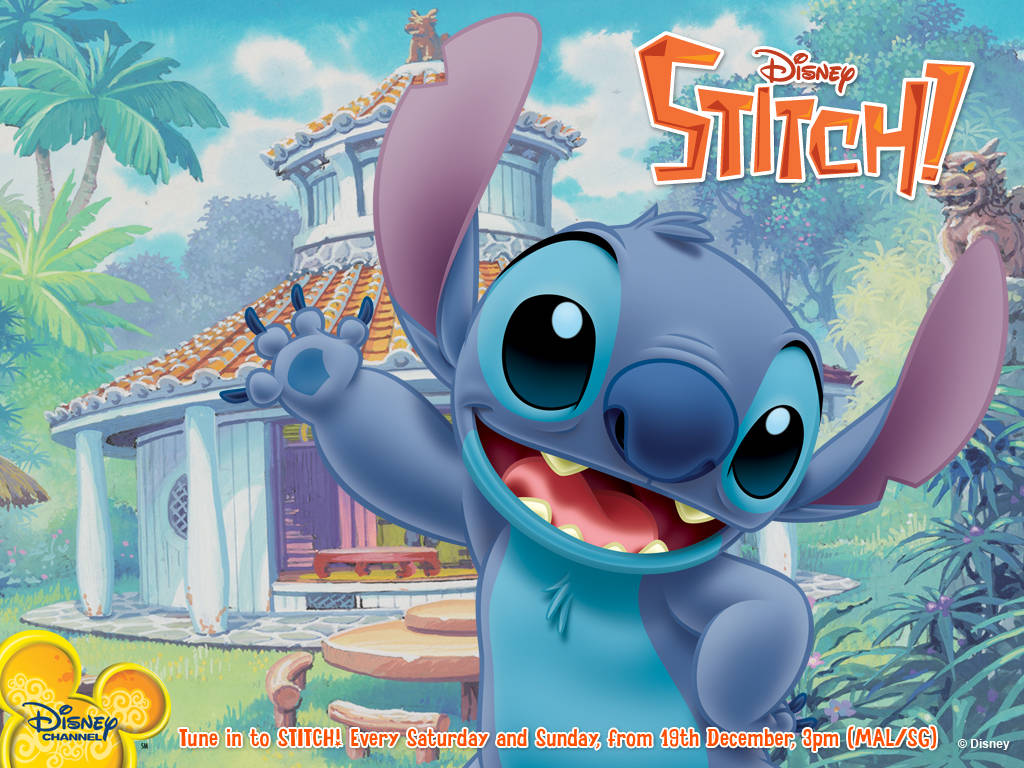 stitch 3d 桌布 壁紙 — 一隻快樂的藍色外星人，有大耳朵，在熱帶房屋前高興地揮手，周圍環繞著棕櫚樹和茂密的綠植。
