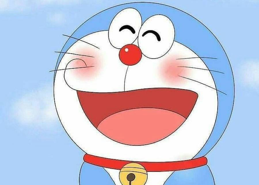 doraemon 4K 桌布 壁紙 — 一隻快樂的藍色機器貓，有紅色鼻子和鈴鐺項圈，在柔和的藍天下閃耀。