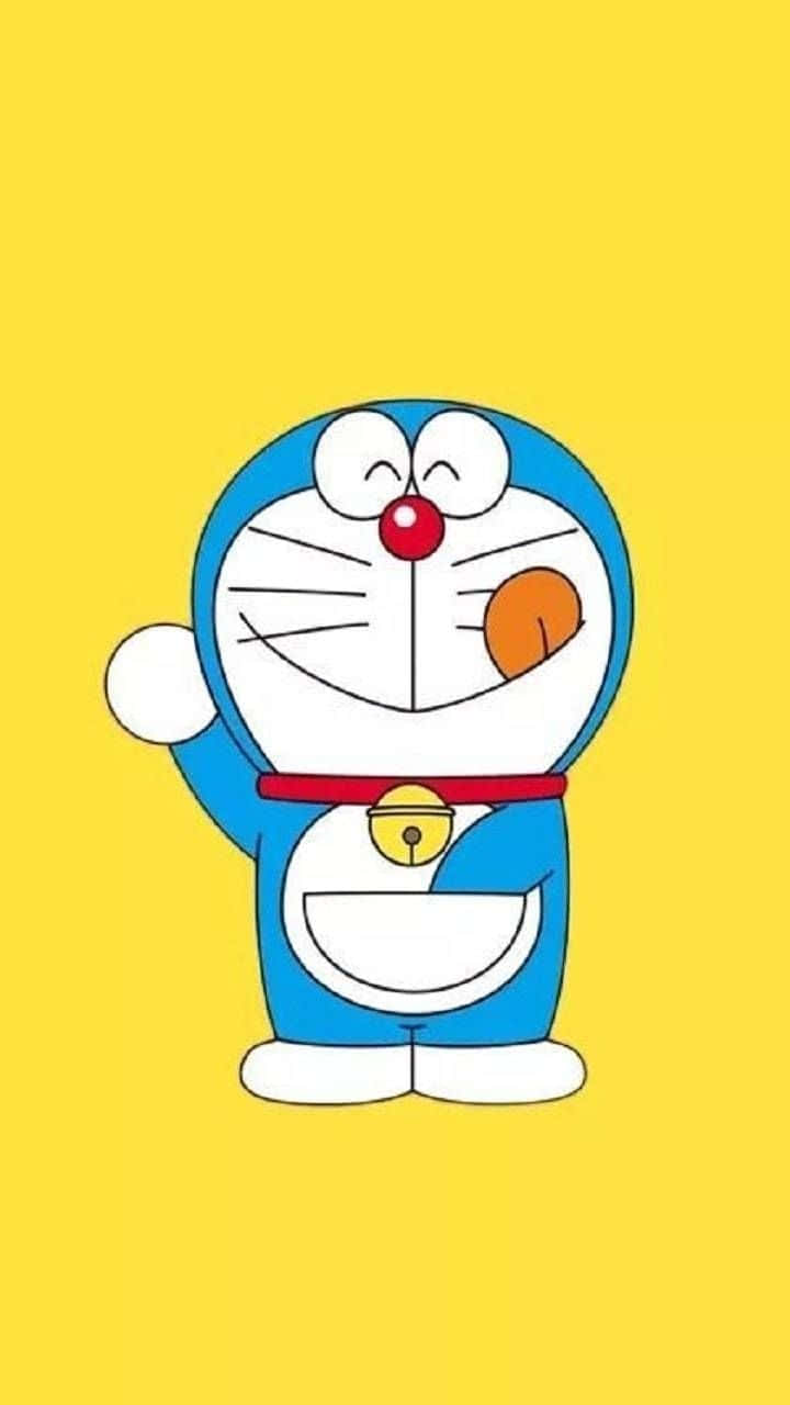 Doraemon 桌布 壁紙 — 一隻快樂的藍色機器貓，紅鼻子和鈴鐺，在明亮的黃色背景上開心地揮手。