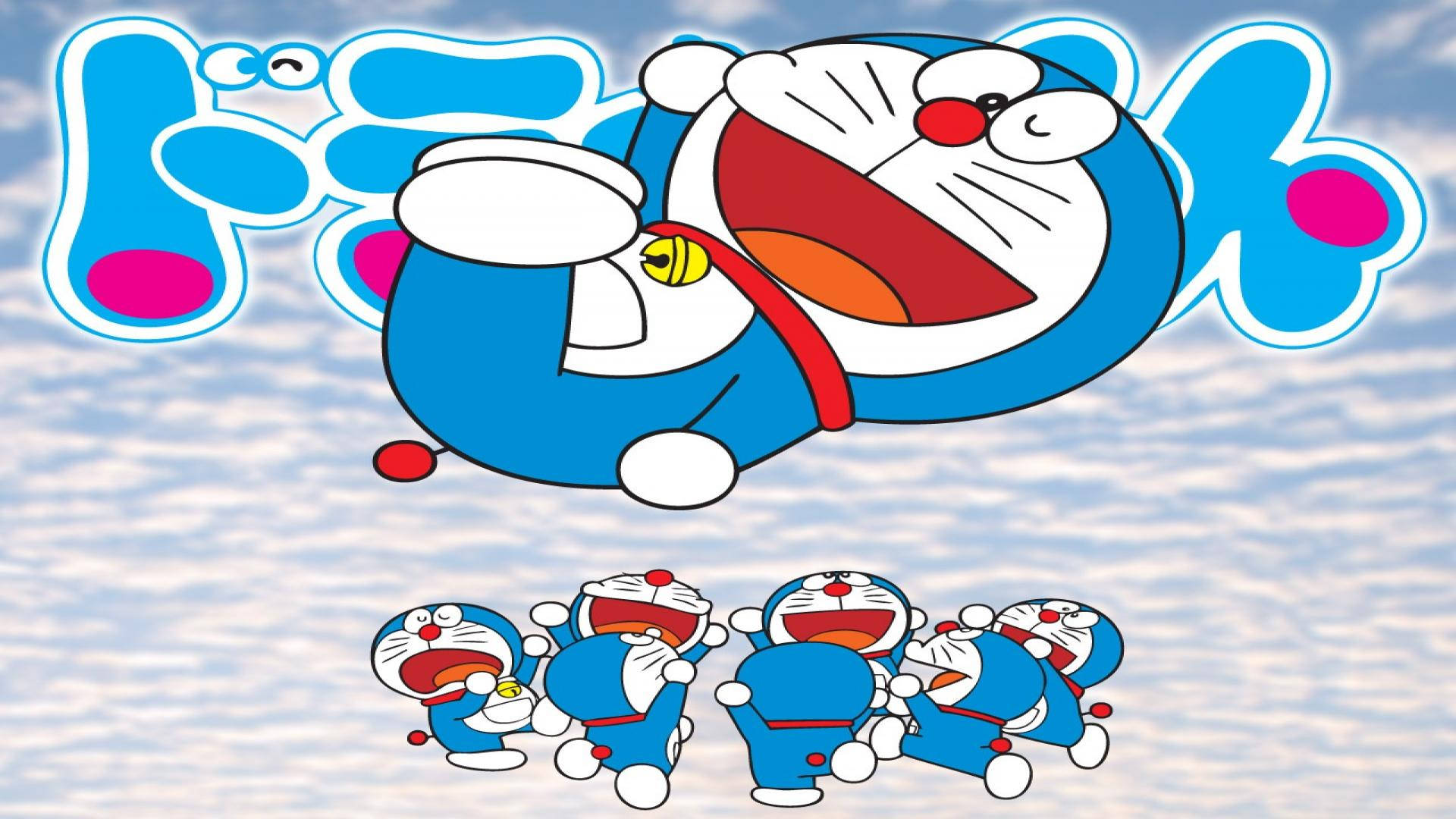 Doraemon 桌布 壁紙 — 一隻快樂的藍色機器貓，紅鼻子白肚子，在佈滿雲彩的天空下，伴隨著風格化的日文字體，狂笑不止。