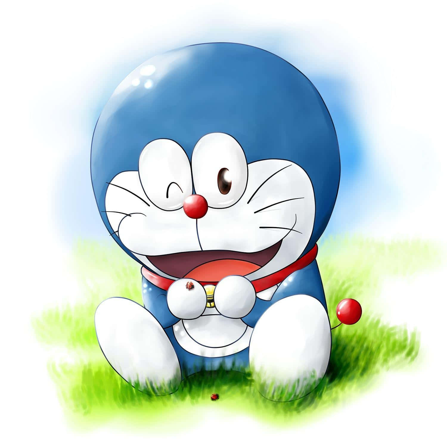 Doraemon 桌布 壁紙 — 一隻快樂的藍色機械貓，有著紅色的鼻子和項圈，在柔和的藍天下愉快地坐在鮮綠的草地上。