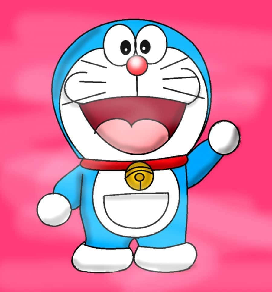 Doraemon 桌布 壁紙 — 一隻快樂的藍色機械貓，有著紅鼻子和鈴鐺項圈，在充滿活力的粉紅色背景前開心地揮手。