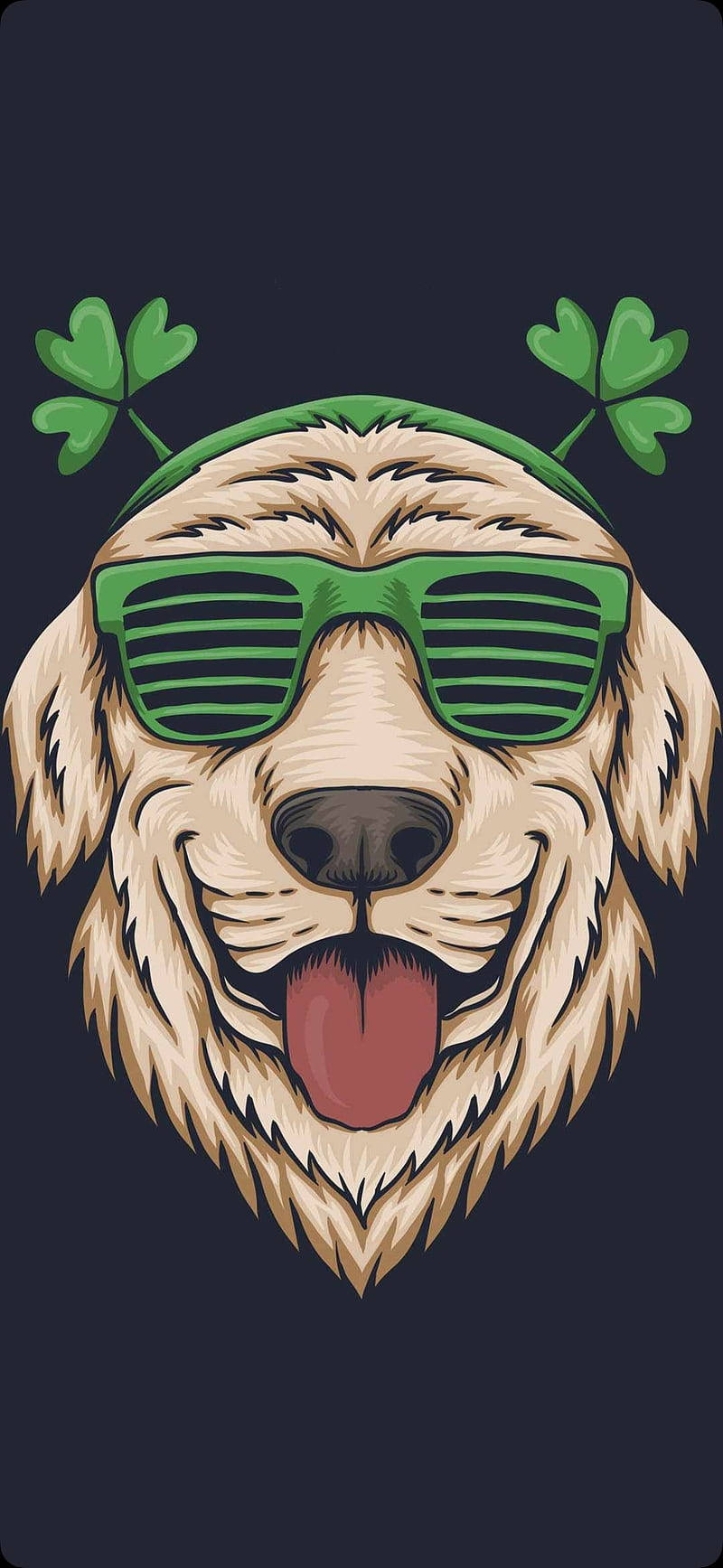 可愛狗狗 桌布 壁紙 — 一隻快樂的金毛尋回犬戴著綠色太陽眼鏡和酢漿草頭帶，背景深色。
