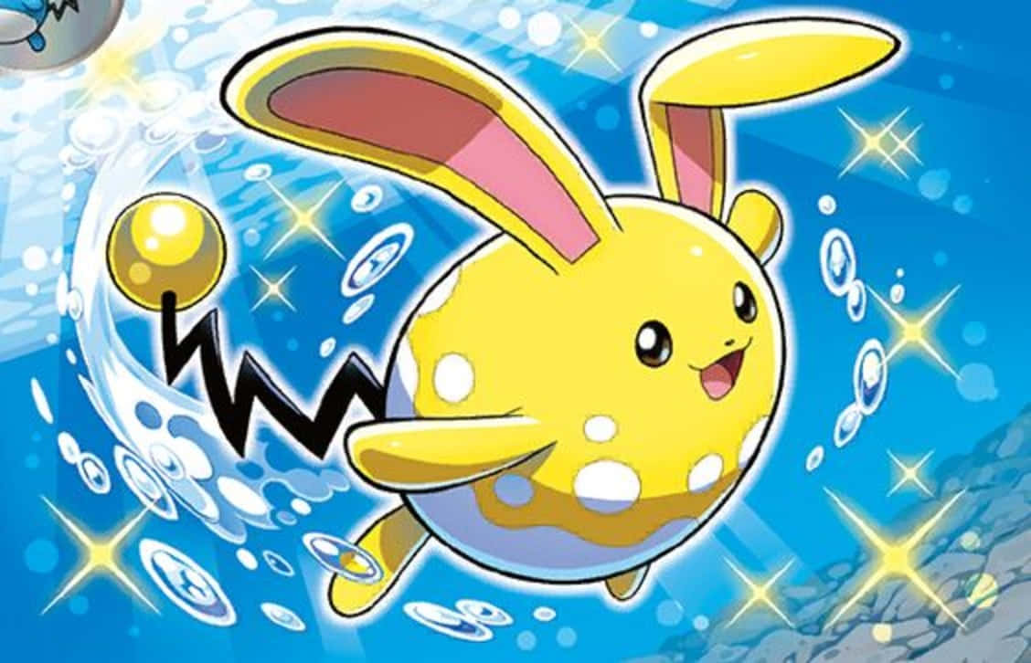 Pokemon Aesthetic 桌布 壁紙 — 一隻快樂的黃色兔形寶可夢，帶有白色斑點和長耳朵，在閃閃發光的藍色水中游泳，留下閃電痕跡。