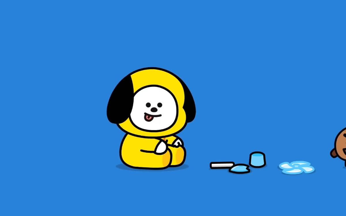 Chimmy 桌布 壁紙 — 一隻快樂的黃色卡通狗，有黑色耳朵，開心地坐在純藍色背景上，玩著藍色油漆和畫筆。
