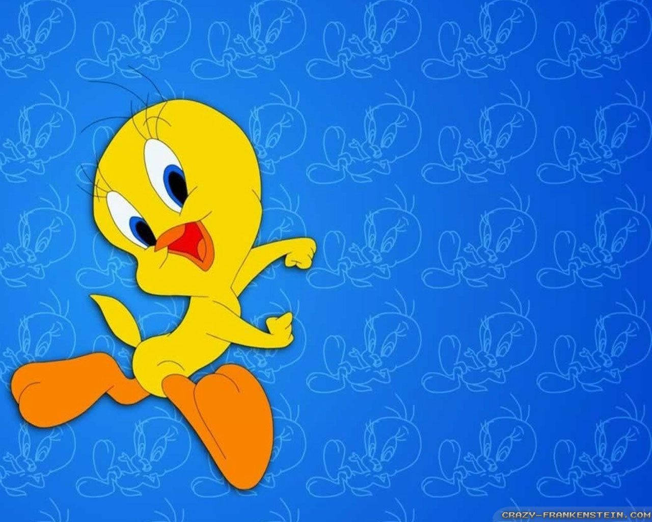 Tweety 桌布 壁紙 — 一隻快樂的黃色卡通鳥，有橙色腳和藍色眼睛，在帶有自身模糊輪廓的藍色背景上快樂地奔跑。