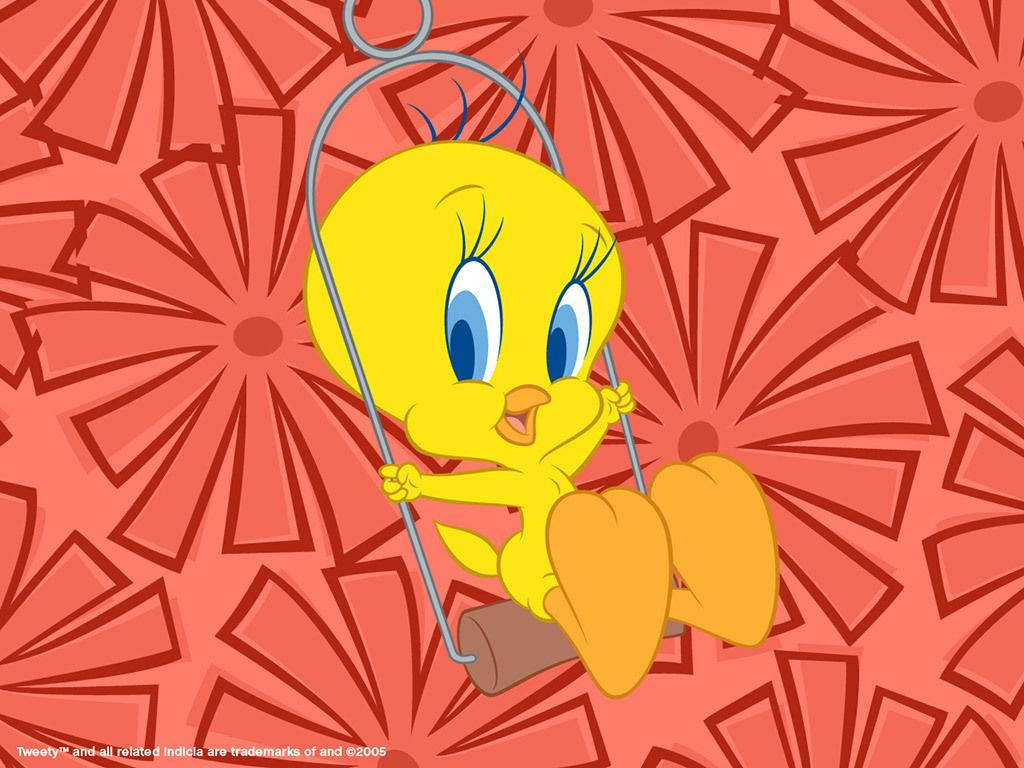 Tweety 桌布 壁紙 — 一隻快樂的黃色卡通鳥，藍色眼睛，坐在鞦韆上，背景是鮮豔的紅色花卉圖案。