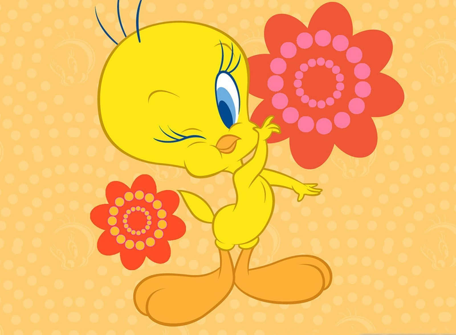 Tweety Bird 桌布 壁紙 — 一隻快樂的黃色卡通鳥眨著眼，在橙色圓點背景前拿著兩朵風格化的紅花。