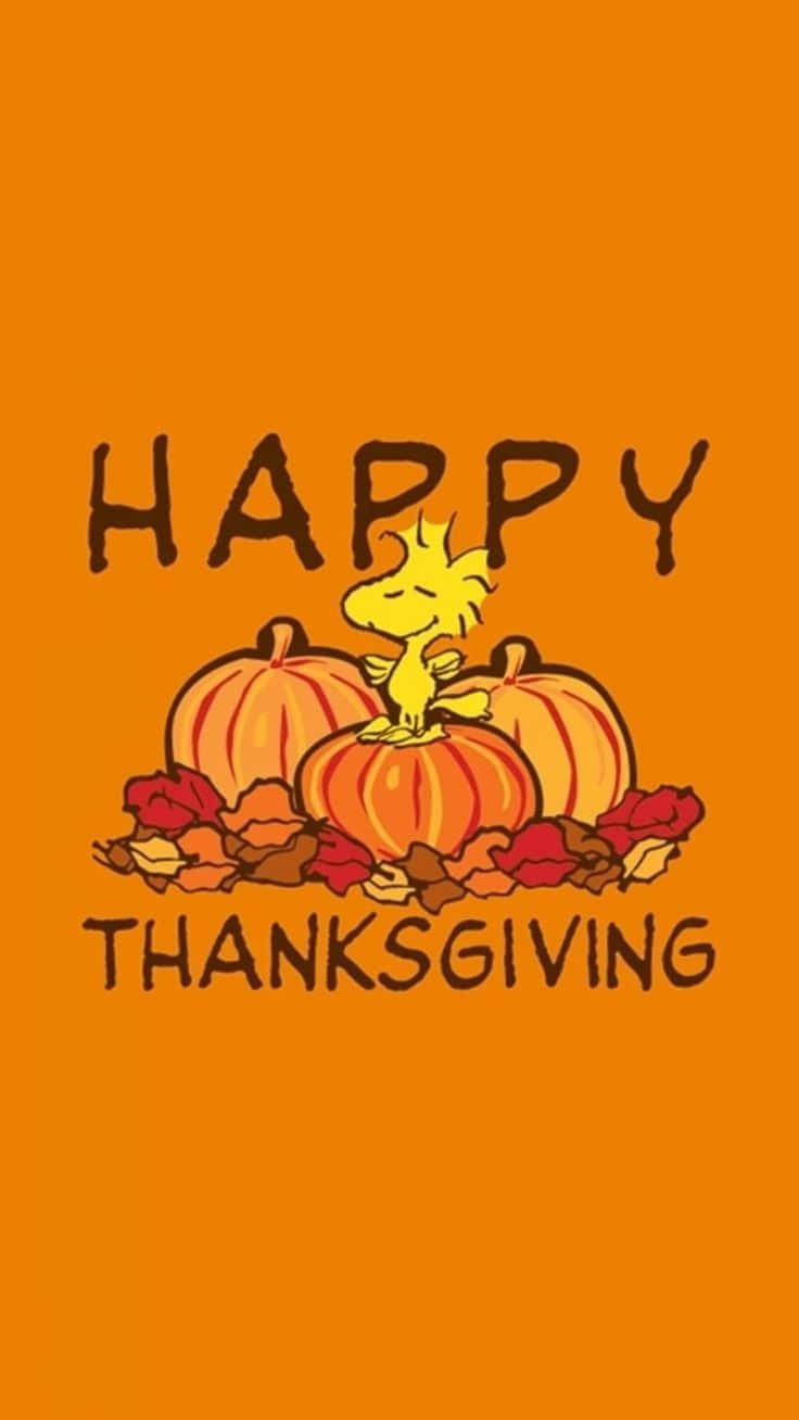 Thanksgiving Phone 桌布 壁紙 — 一隻快樂的黃色小鳥棲息在南瓜和秋葉上，背景為純橙色，並有「HAPPY THANKSGIVING」文字。