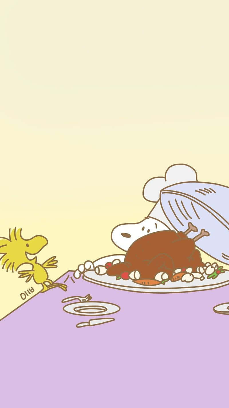 Snoopy Thanksgiving 桌布 壁紙 — 一隻快樂的黃色小鳥看著廚師在紫色桌布上揭開烤火雞。