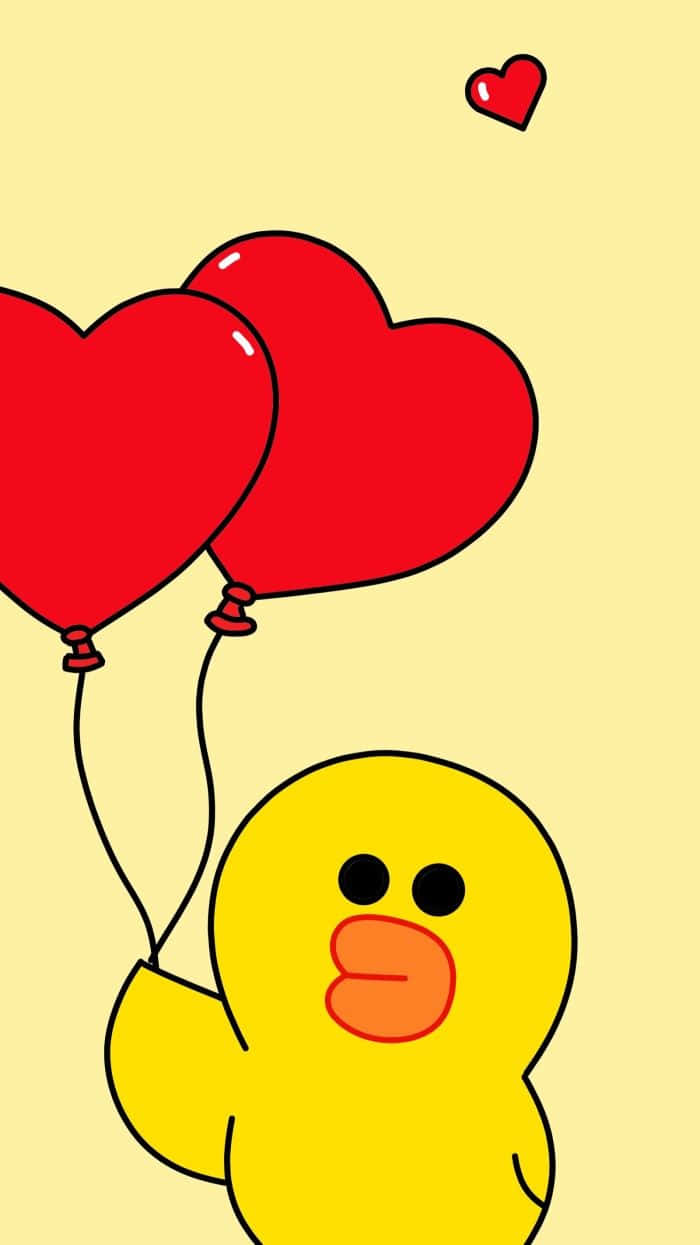 Line Friends Sally Holding Heart Balloons 壁紙 — 一隻快樂的黃色鴨子拿著兩個紅色心形氣球，背景是淡黃色，還有一個漂浮的紅色心形。