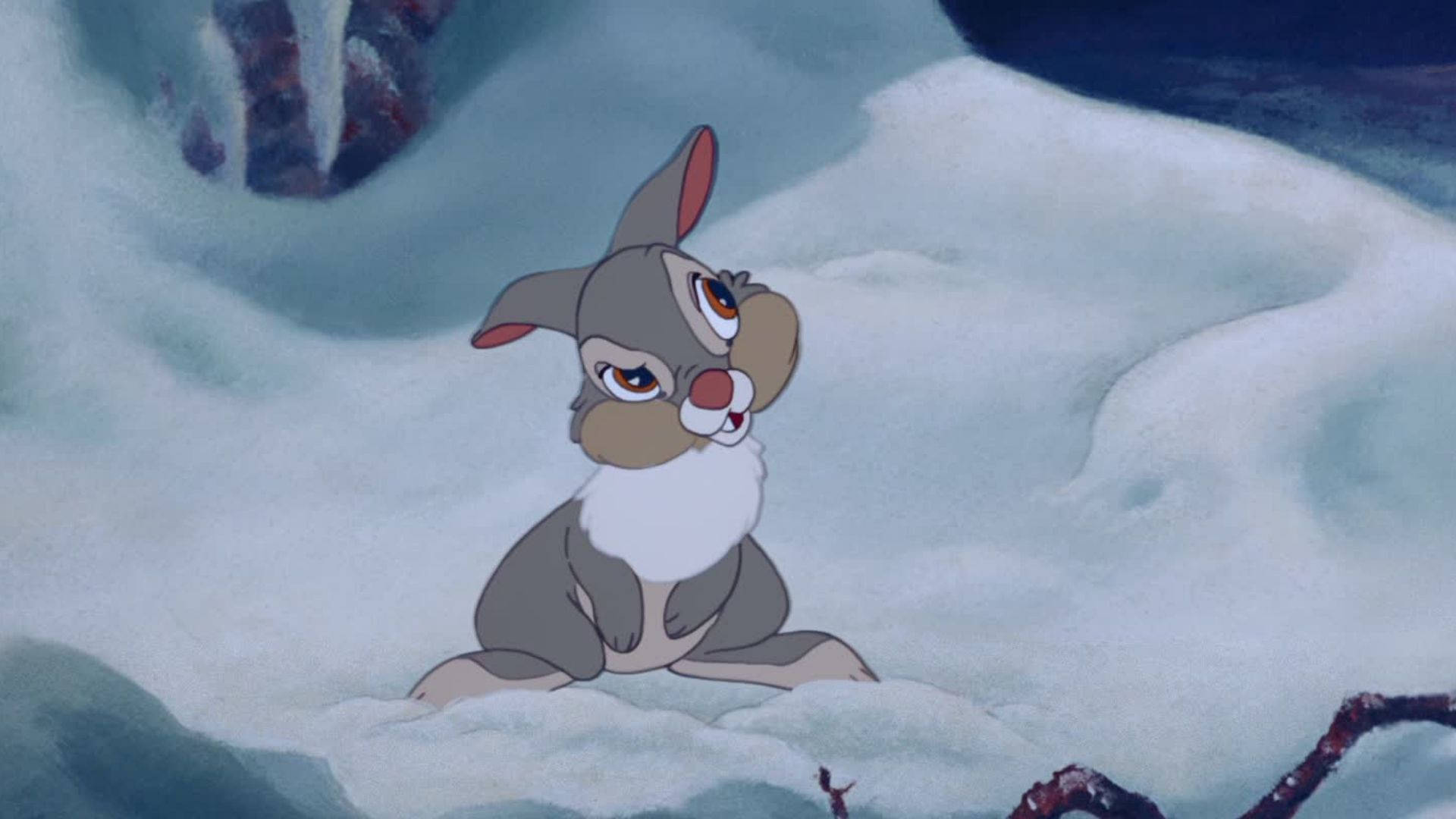 Thumper 桌布 壁紙 — 一隻悲傷的動畫兔子獨自坐在藍白色調的雪景中。