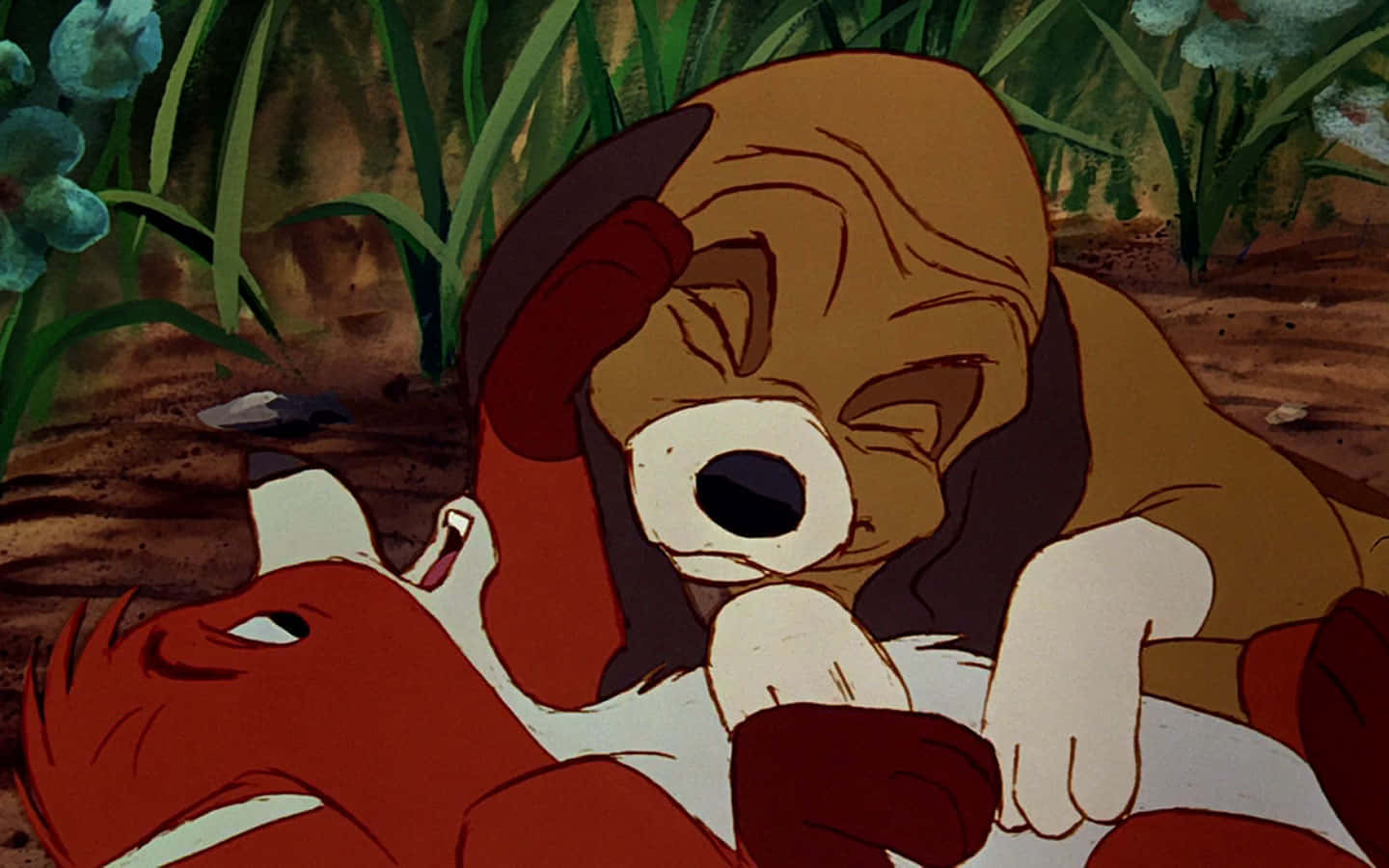 the fox and the hound 桌布 壁紙 — 一隻悲傷的動畫比格犬幼犬將頭靠在紅狐身上，身處草地戶外場景。