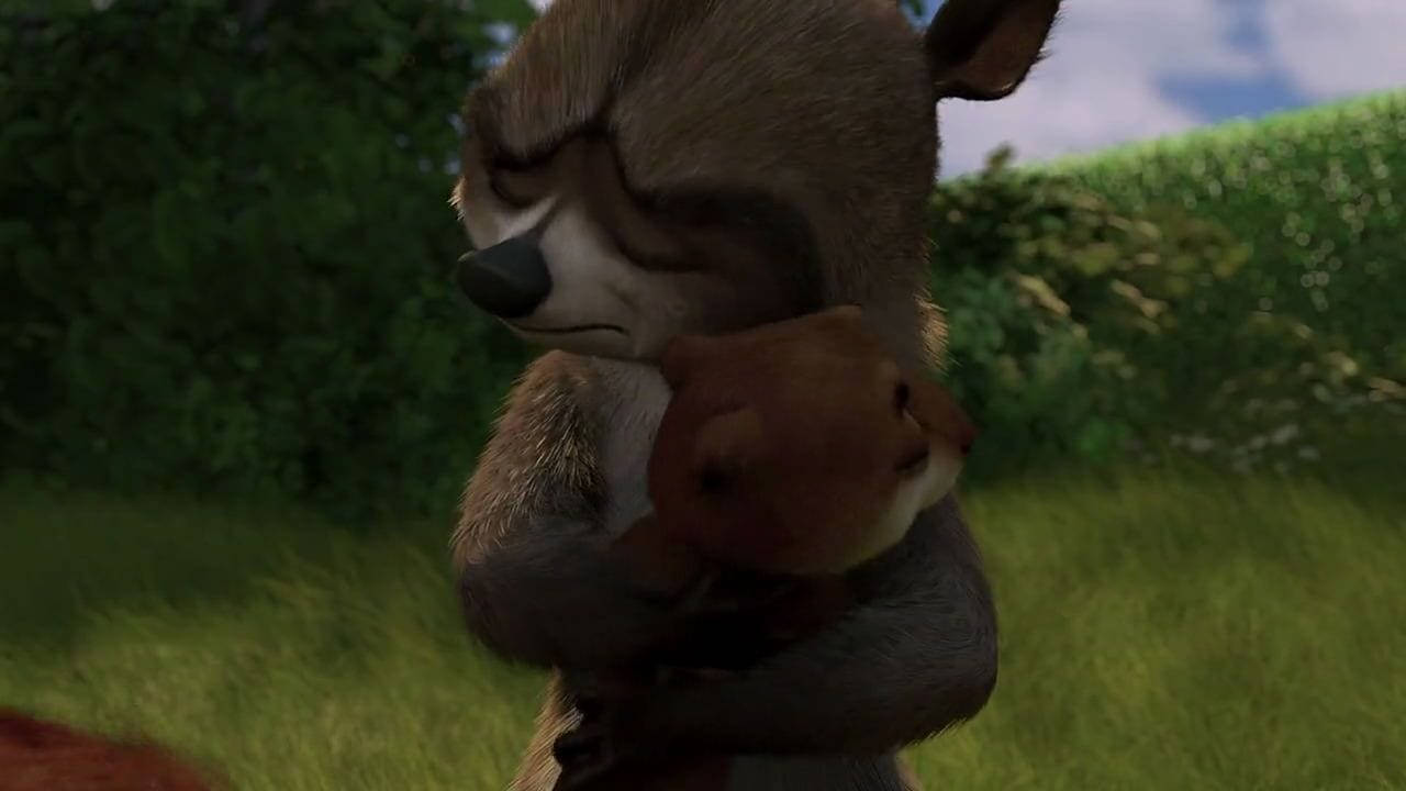Over The Hedge 桌布 壁紙 — 一隻悲傷的動畫浣熊在草地戶外環境中緊緊擁抱一隻細小的棕色動物。