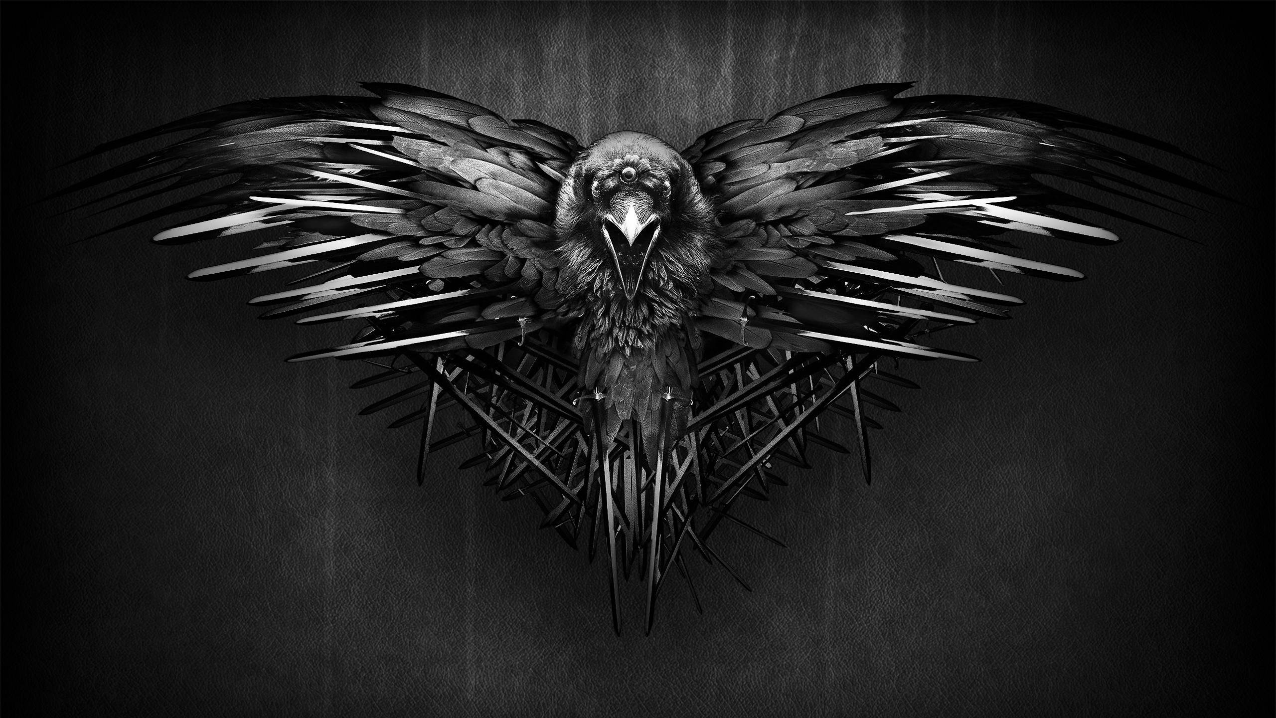 Raven 桌布 壁紙 — 一隻戲劇性的黑白烏鴉展開翅膀，棲息在由尖銳金屬刺組成的王座上，背景為深色紋理。