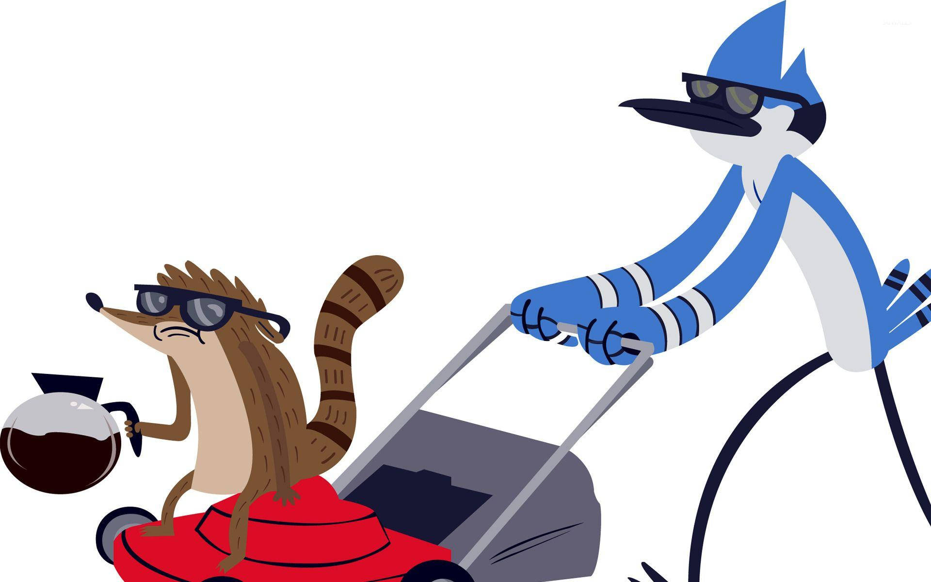 mordecai and rigby 桌布 壁紙 — 一隻戴太陽眼鏡的卡通浣熊和藍鳥推著割草機，浣熊拿著咖啡壺。
