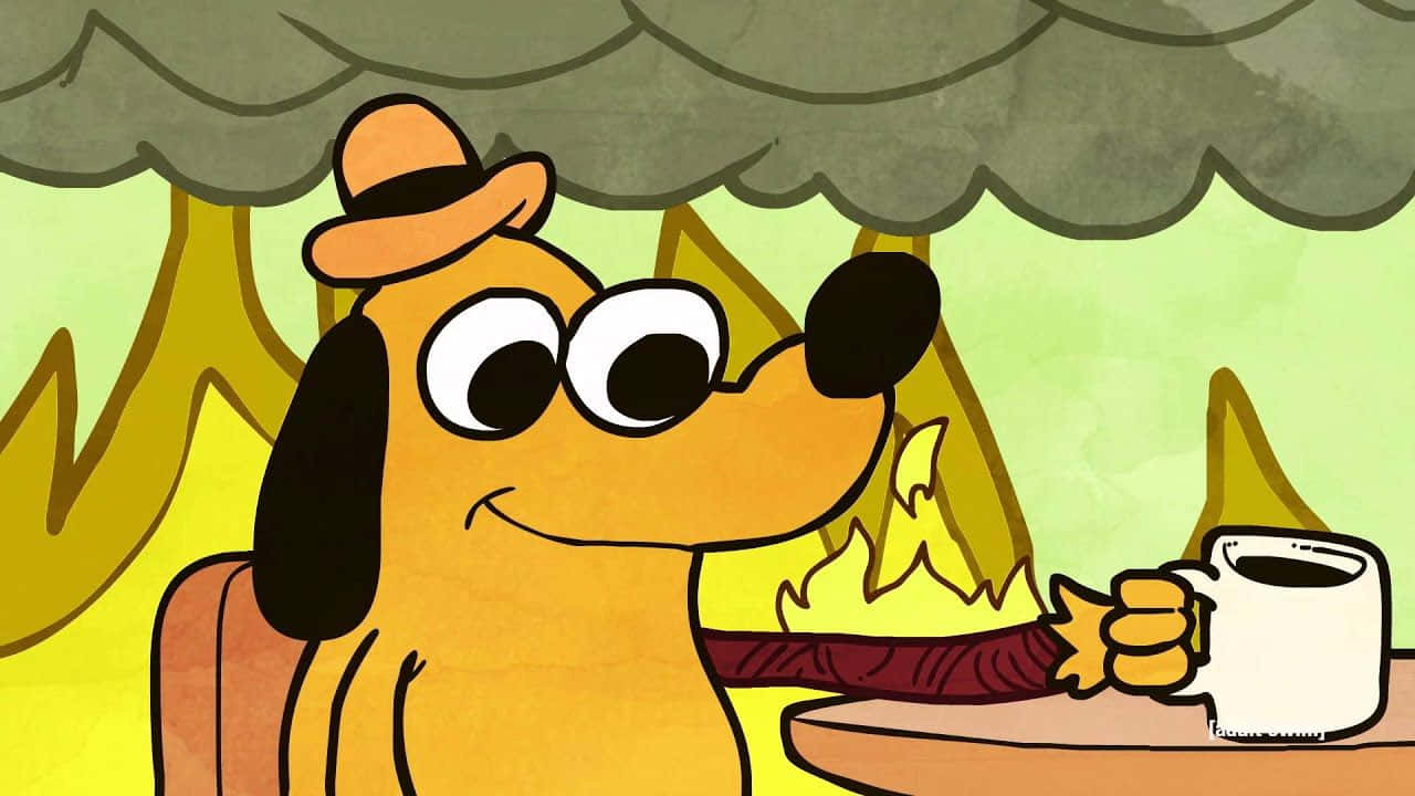 This Is Fine 桌布 壁紙 — 一隻戴帽子的卡通狗在帳篷下的營火旁拿著杯子微笑。