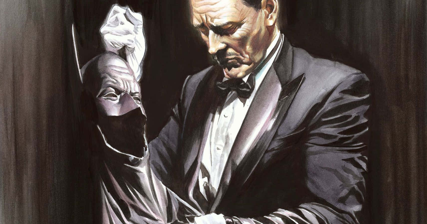 Alfred Pennyworth 桌布 壁紙 — 一隻戴手套的手拉開黑色面具，露出一個身穿燕尾服、表情嚴肅的男子，背景漆黑。