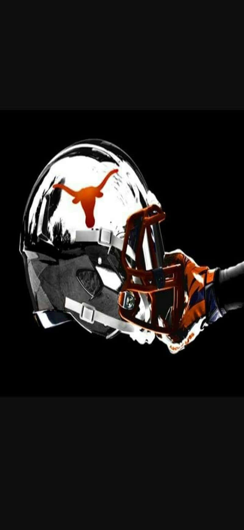 Texas Football 桌布 壁紙 — 一隻戴手套的手拿著一個閃亮的銀色美式足球頭盔，上面有橙色長角牛標誌，背景為黑色。