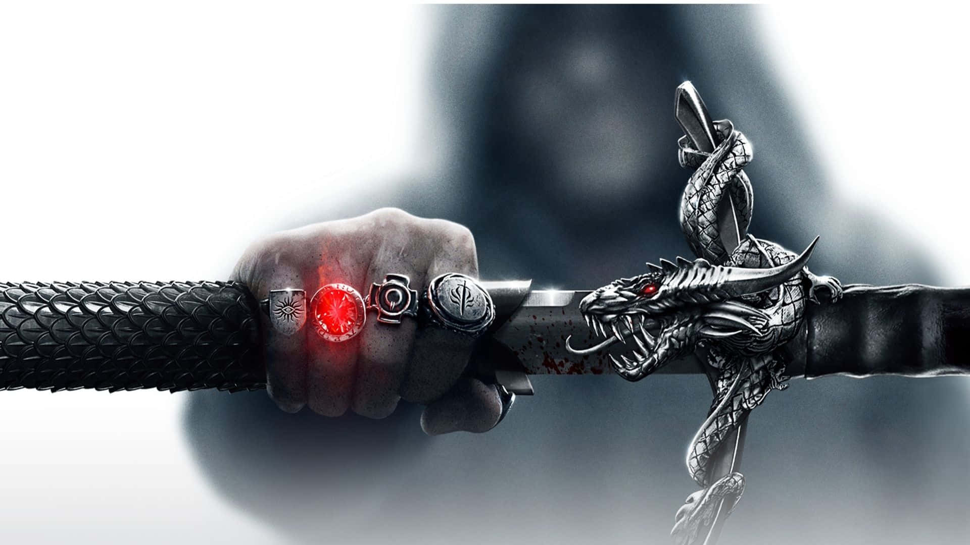 sword 桌布 壁紙 — 一隻戴手套的手握著一把龍頭劍，劍柄上有發光的紅色符文，背景是一個模糊的連帽人物。