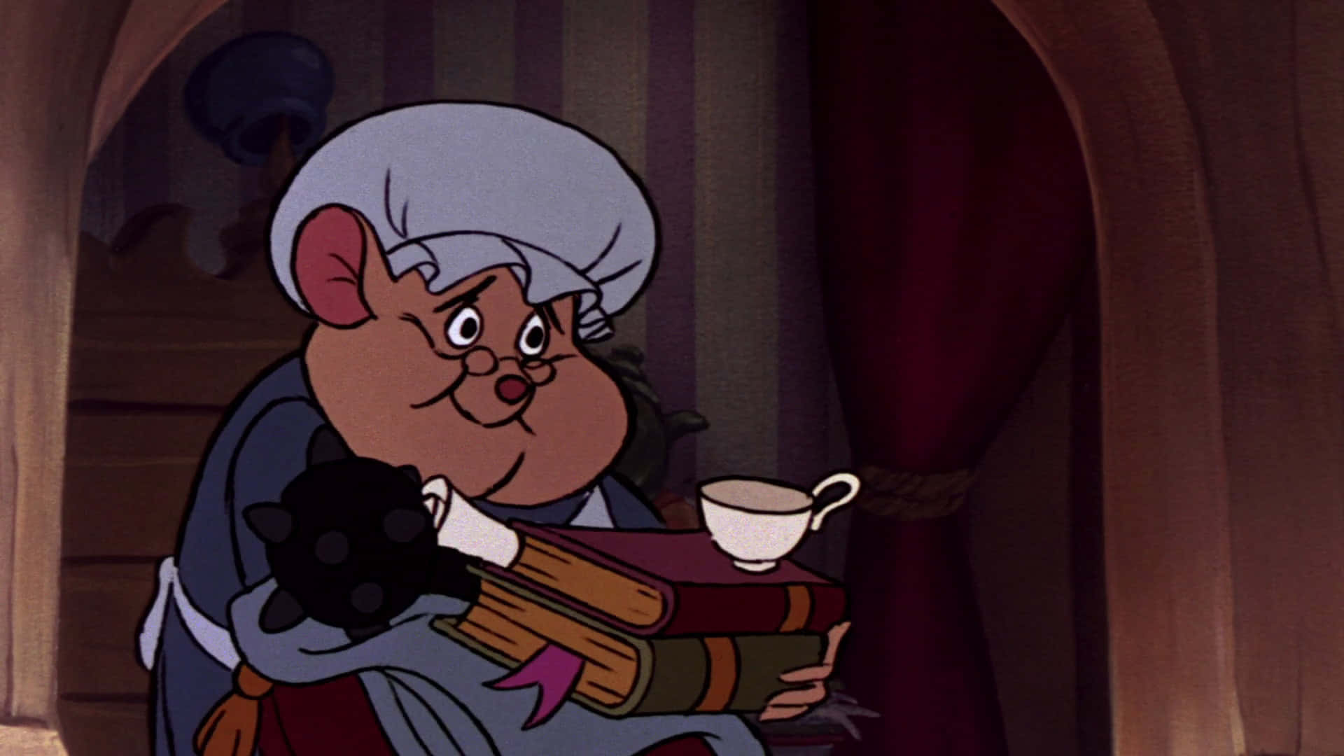 The Great Mouse Detective 桌布 壁紙 — 一隻戴灰色帽子的動畫老鼠圖書館員在溫暖照明的木製圖書館凹室中拿著書和茶杯。