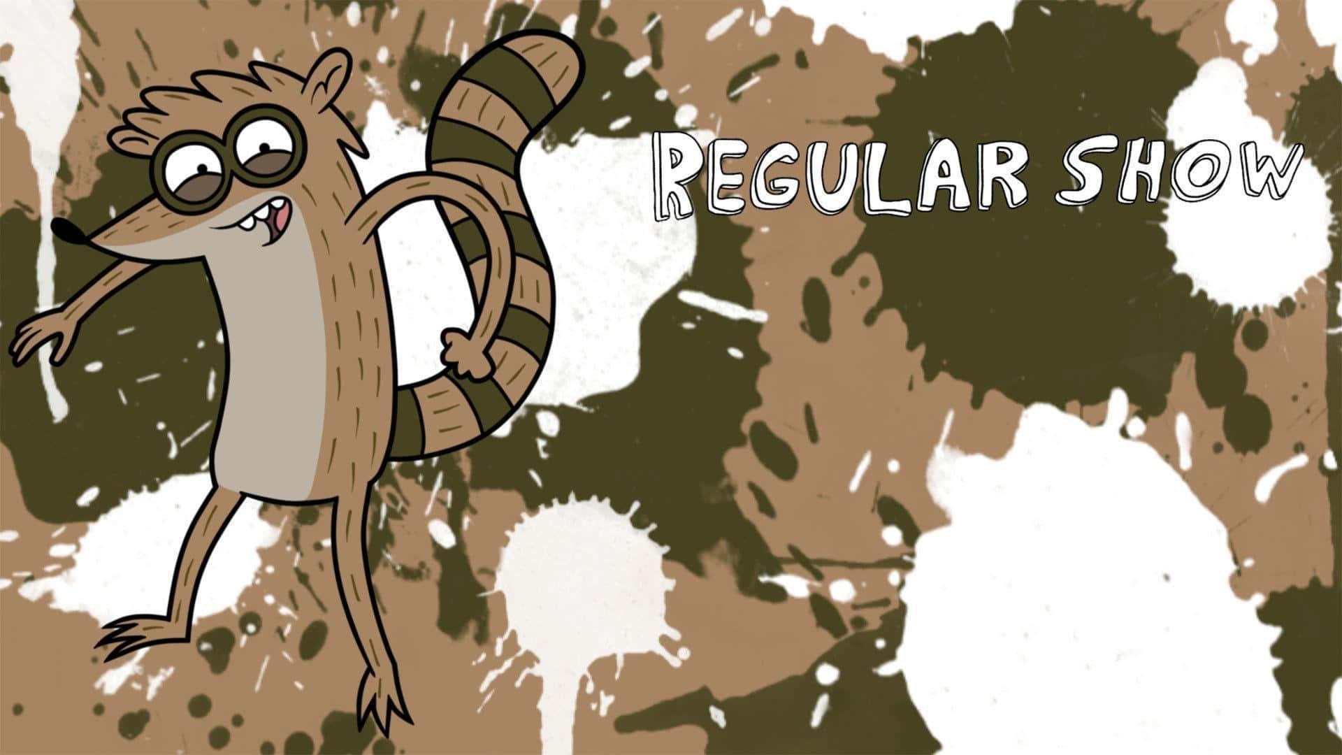 天兵公園 桌布 壁紙 — 一隻戴眼鏡、有條紋尾巴的卡通浣熊，在帶有 'Regular Show' 文字的濺色棕白背景前跳舞。