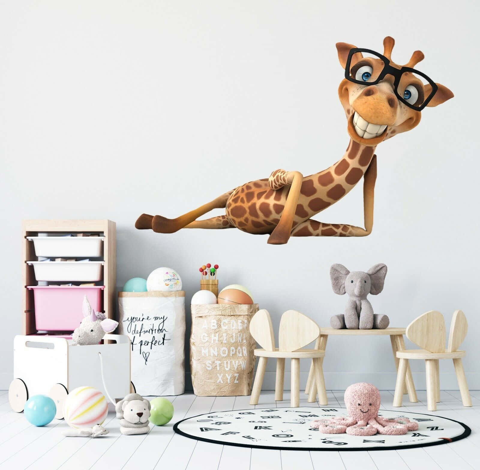 Interior Design 桌布 壁紙 — 一隻戴眼鏡的開心卡通長頸鹿在白色牆上放鬆，下方是充滿木製家具和毛絨玩具的兒童遊戲室。