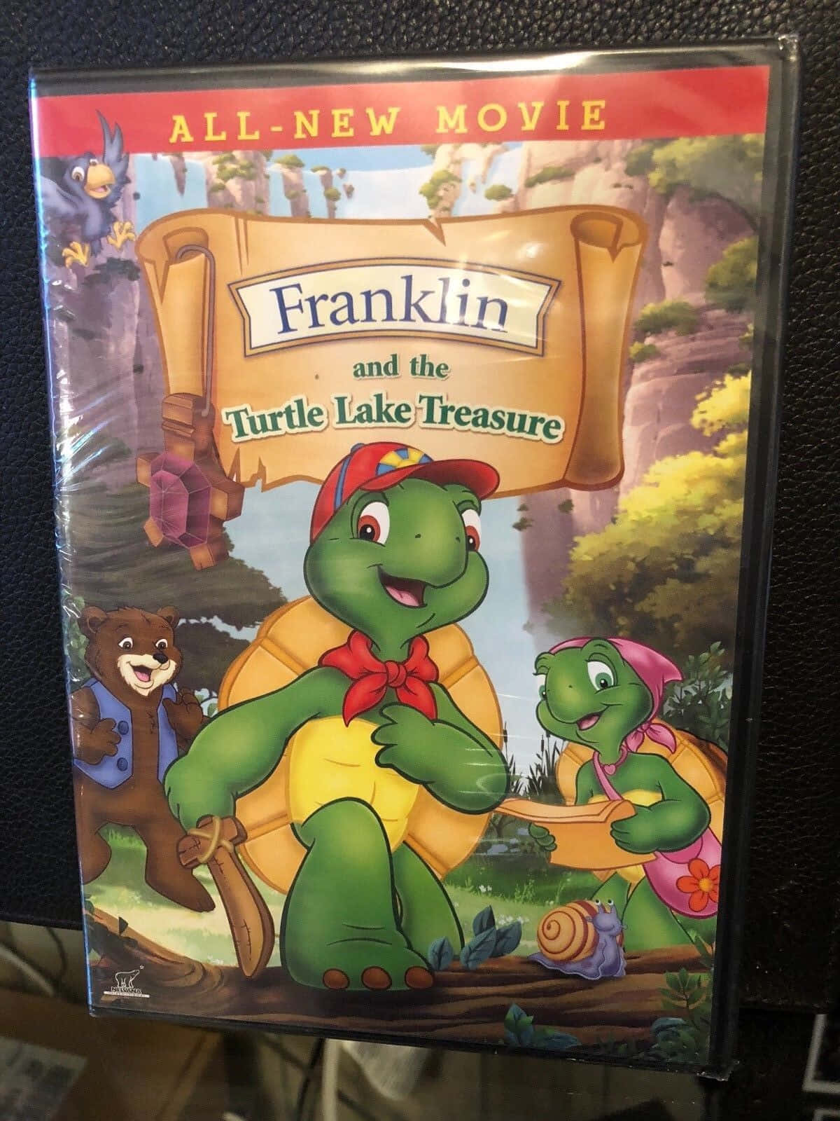 Cartoon Turtle 桌布 壁紙 — 一隻戴紅帽穿黃衫的快樂卡通龜與朋友們站在充滿活力的森林場景中央。