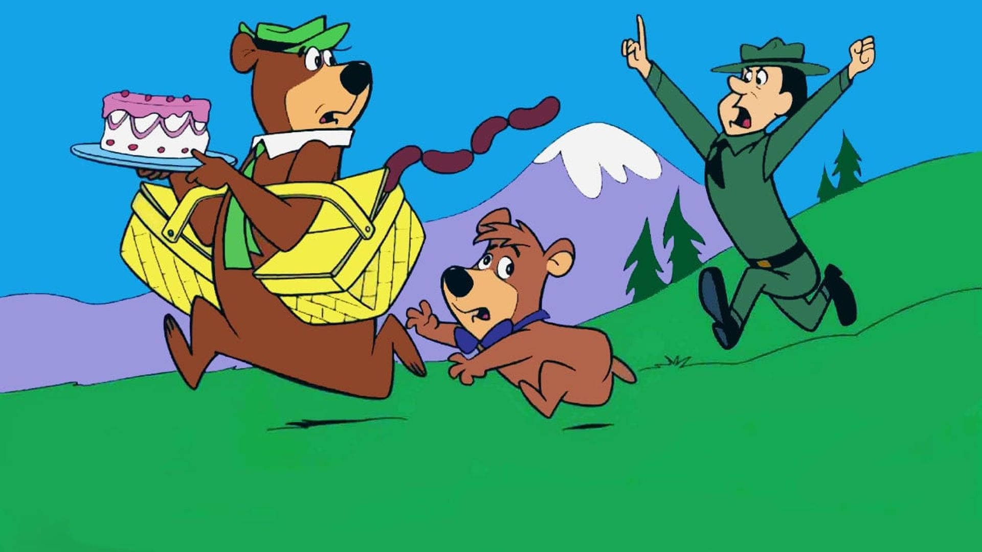Yogi 桌布 壁紙 — 一隻戴綠色帽子的卡通熊拿著一個黃色野餐籃，裡面有粉紅色蛋糕，跑過綠色山丘，被一個穿綠色制服的男人追趕。