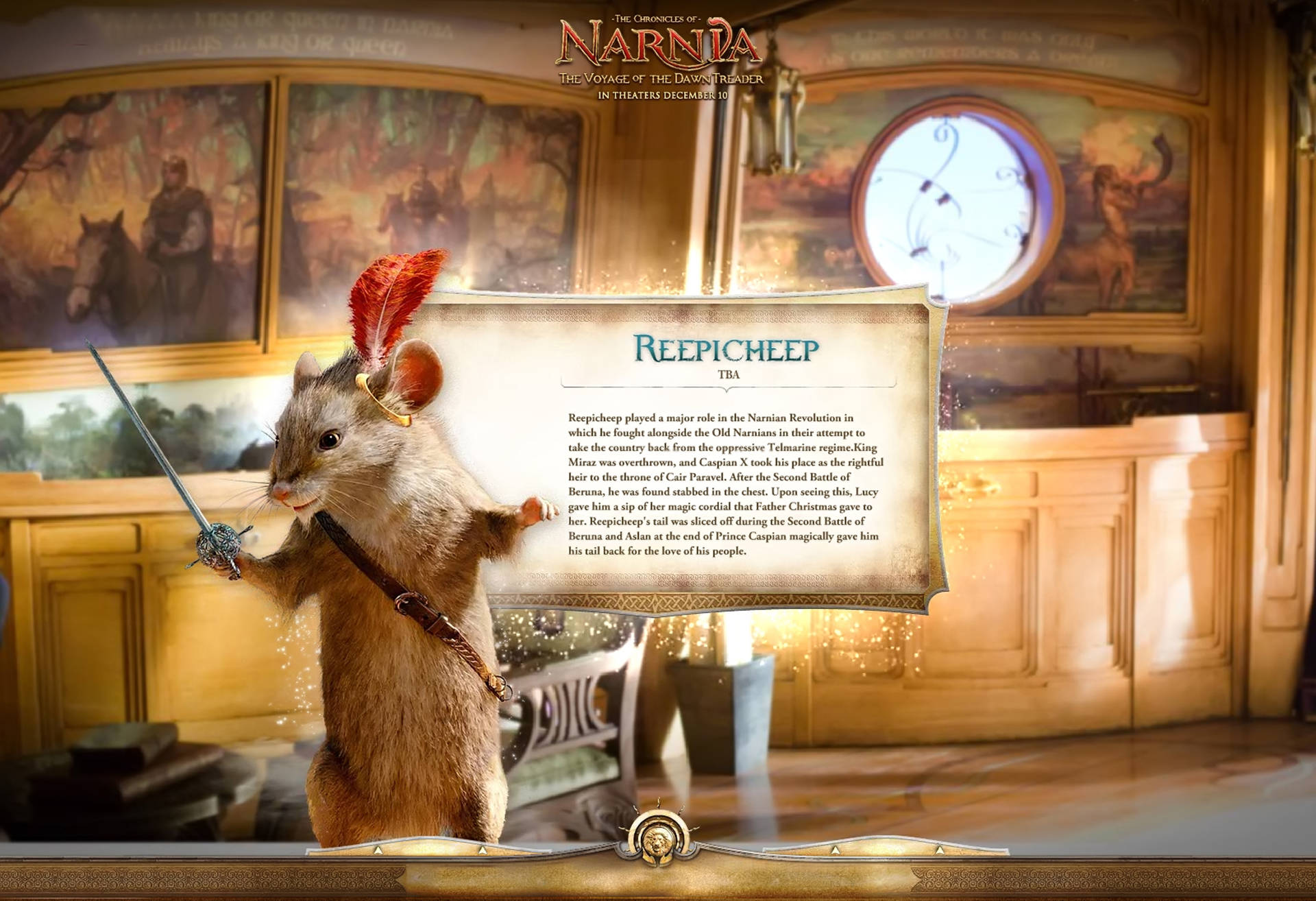 Narnia 桌布 壁紙 — 一隻戴羽帽持劍的小老鼠，自豪地站在一個寬敞、燈光溫暖的納尼亞主題房間裡，房間內有華麗的畫作和發光的時鐘。