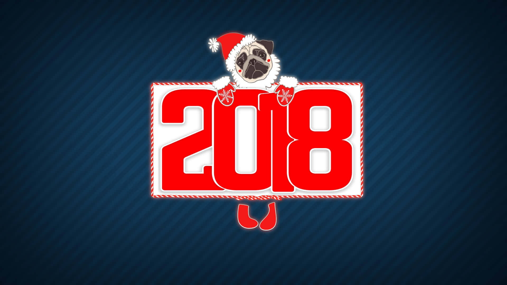 2018 桌布 壁紙 — 一隻戴聖誕帽的喜慶巴哥犬，在深藍色斜條紋背景上，從粗體紅色2018文字上方探出頭來。
