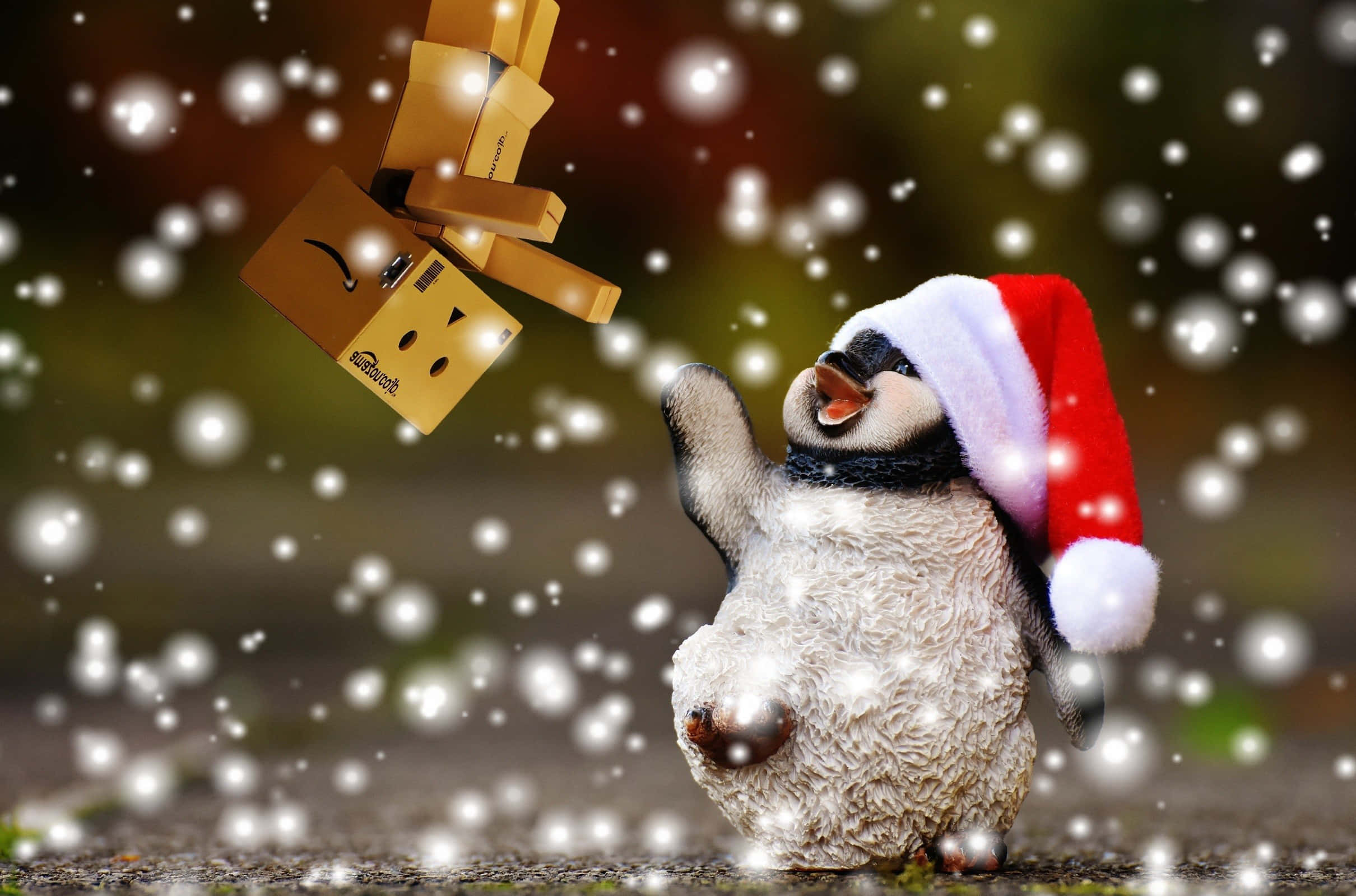 Santa Hat 桌布 壁紙 — 一隻戴聖誕帽的節日企鵝在雪景中歡快地扔紙箱。