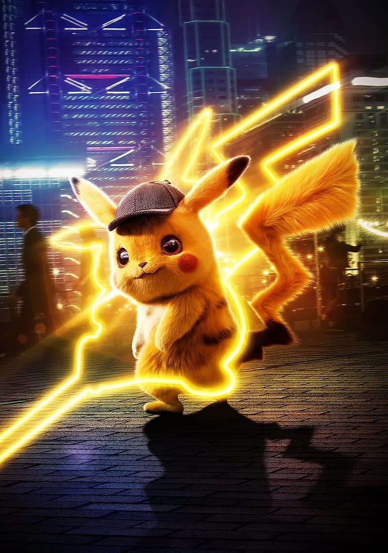 Pokemon Movies 桌布 壁紙 — 一隻戴著偵探帽的皮卡丘站在夜晚霓虹燈照亮的城市街道上，被發光的黃色電光包圍。