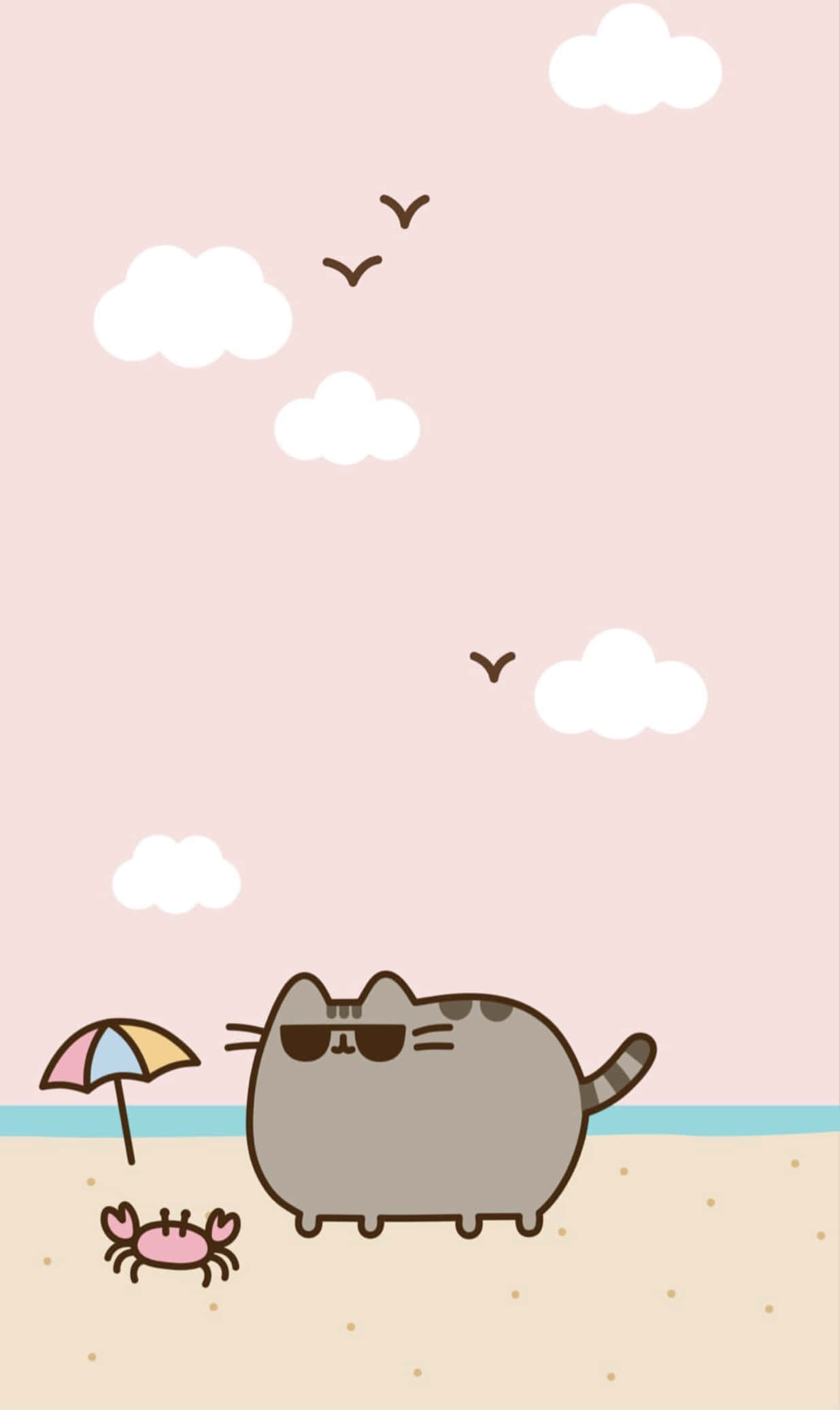 Pusheen Kawaii 桌布 壁紙 — 一隻戴著太陽眼鏡的 chill 灰色貓咪躺在沙灘上，旁邊有一隻小螃蟹和一把色彩繽紛的傘，天空是柔和的粉紅色，有雲和鳥。
