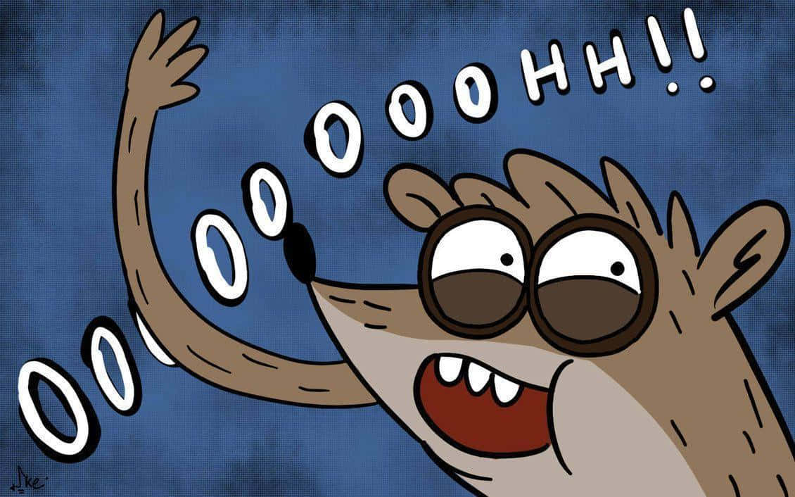 Regular Show 桌布 壁紙 — 一隻戴著太陽眼鏡的卡通浣熊在藍色背景下尖叫著，尾巴形成白色環狀螺旋。