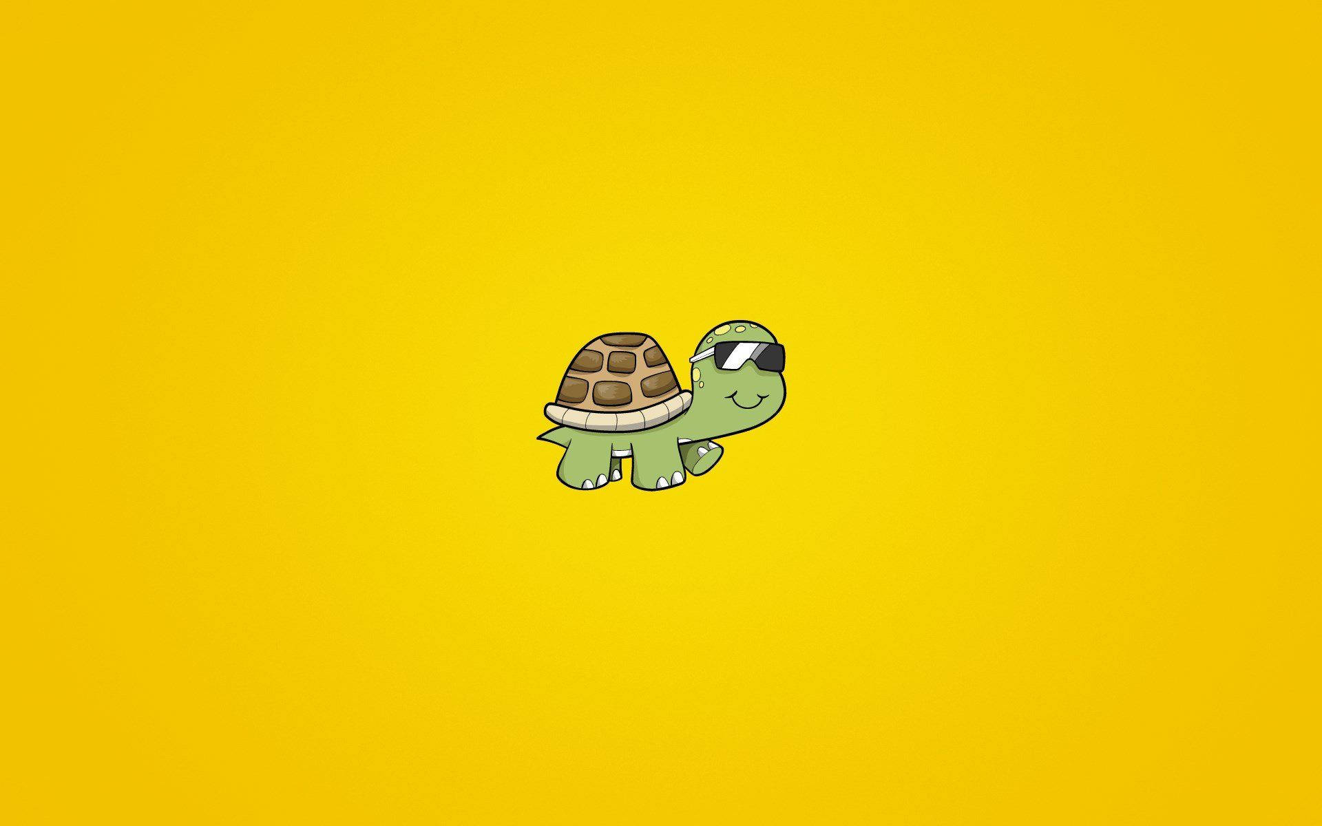 Cartoon Turtle 桌布 壁紙 — 一隻戴著太陽眼鏡的開心卡通烏龜在純黃色背景上微笑。