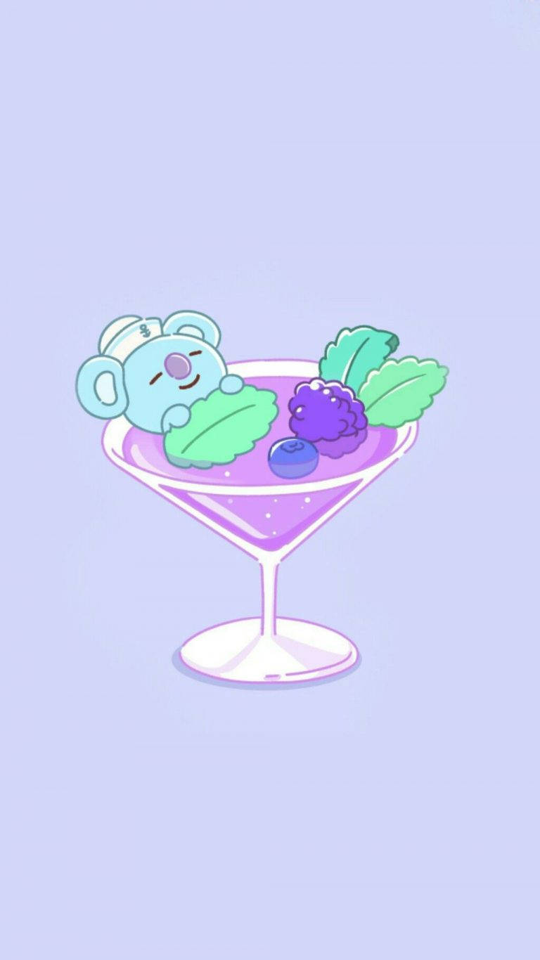 Koya 桌布 壁紙 — 一隻戴著廚師帽的可愛藍色無尾熊在一個裝有莓果和薄荷的紫色雞尾酒杯中休息，背景是柔和的薰衣草色。