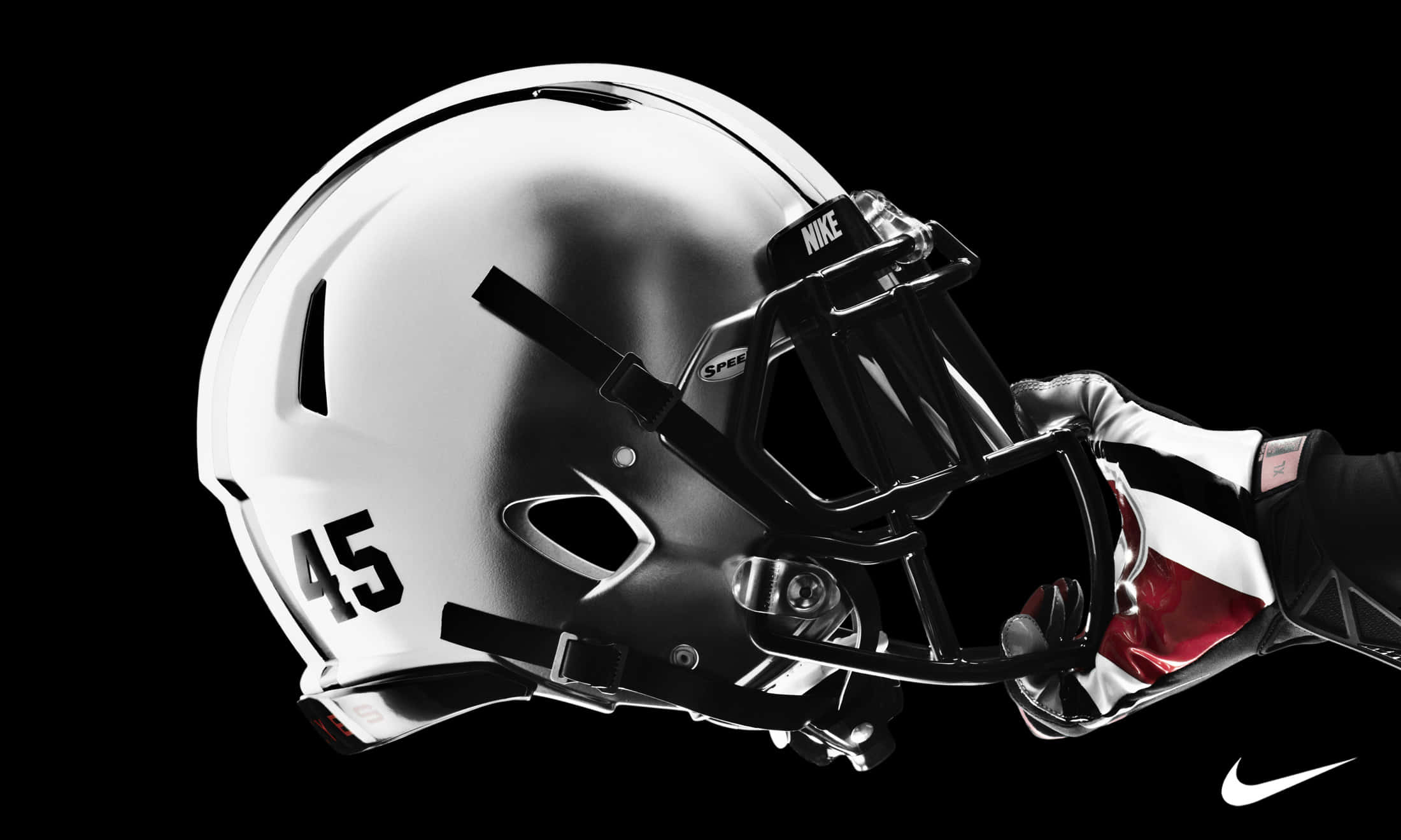Ohio State Football 桌布 壁紙 — 一隻戴著手套的手，在純黑背景下，拿著一個帶有45號的時尚白色美式足球頭盔。