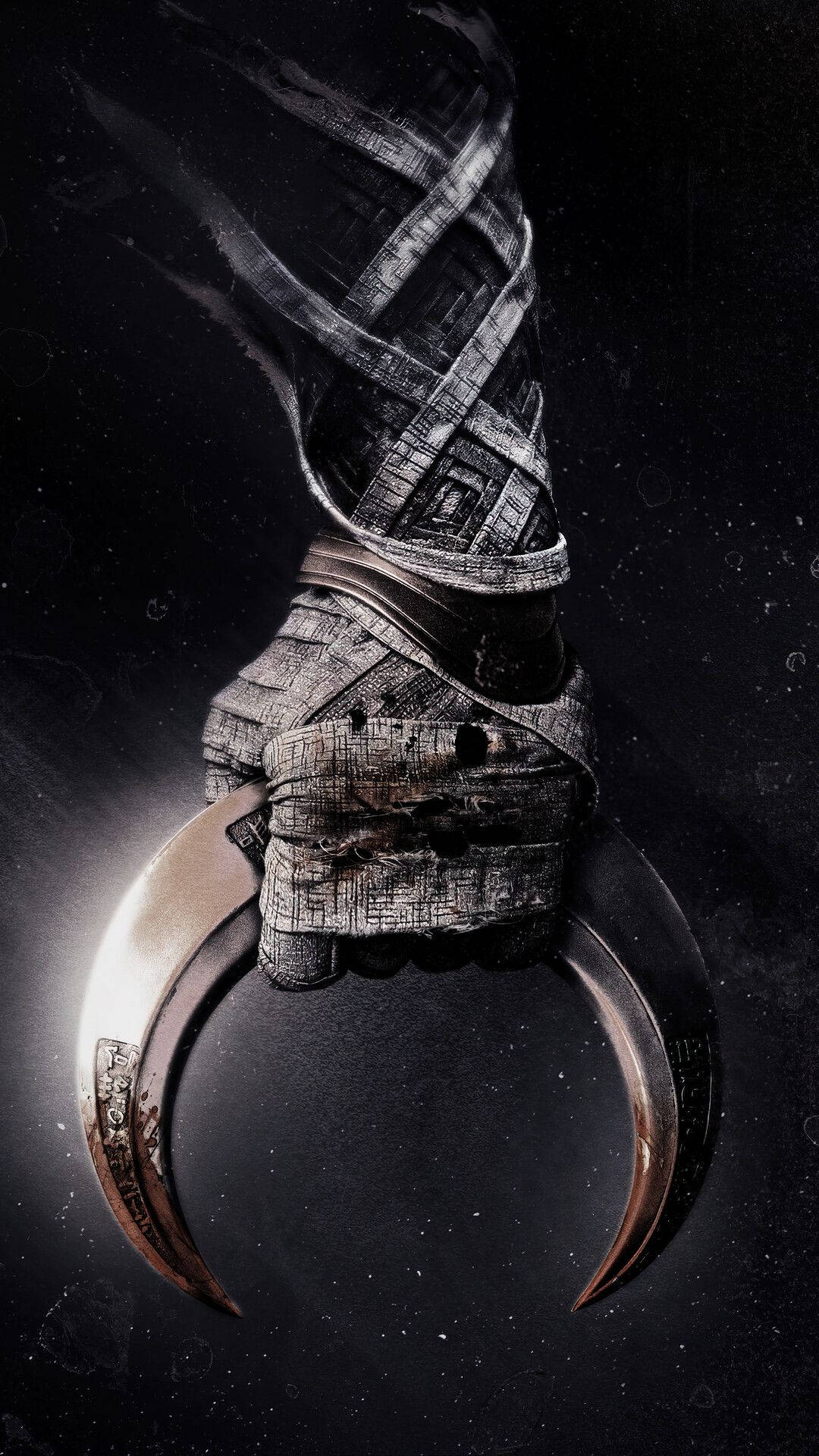 Moon Knight 桌布 壁紙 — 一隻戴著手套的手，纏著精細的繃帶，在黑暗的宇宙背景下握著一把彎曲的刀刃。