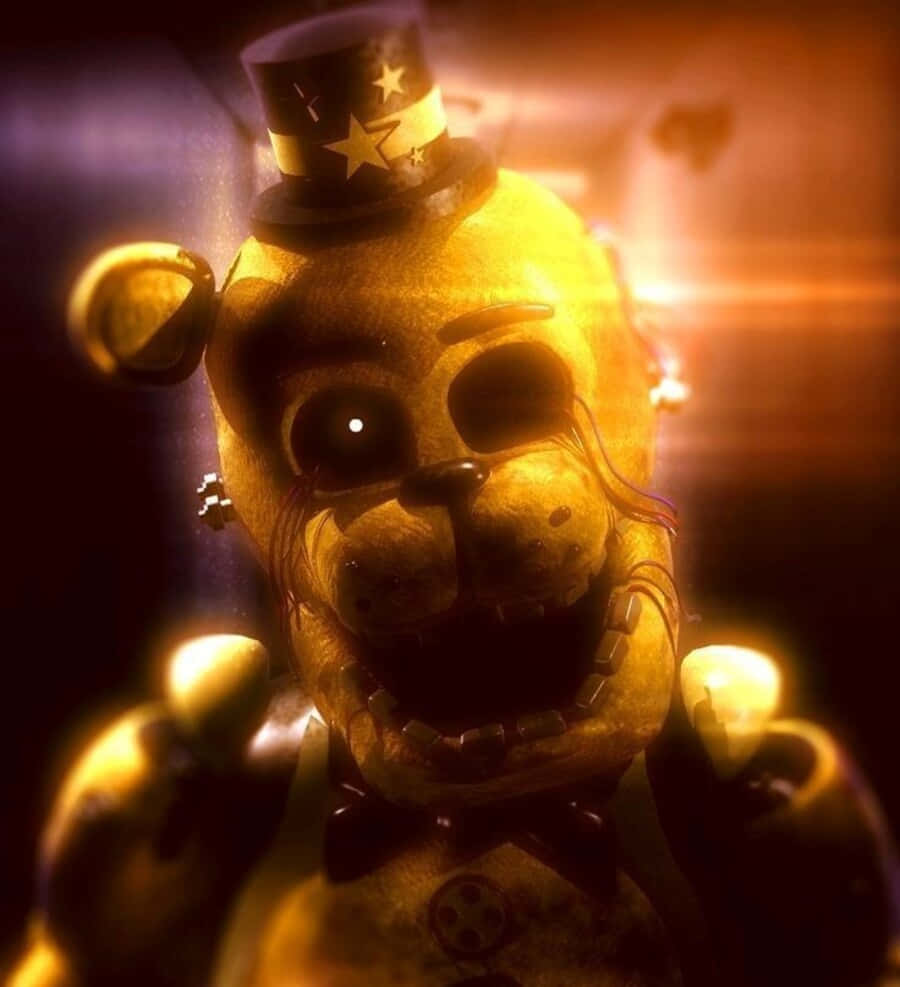 Golden Freddy 桌布 壁紙 — 一隻戴著星形高帽和領結的威脅性金色電子熊在溫暖戲劇性的燈光下發光。