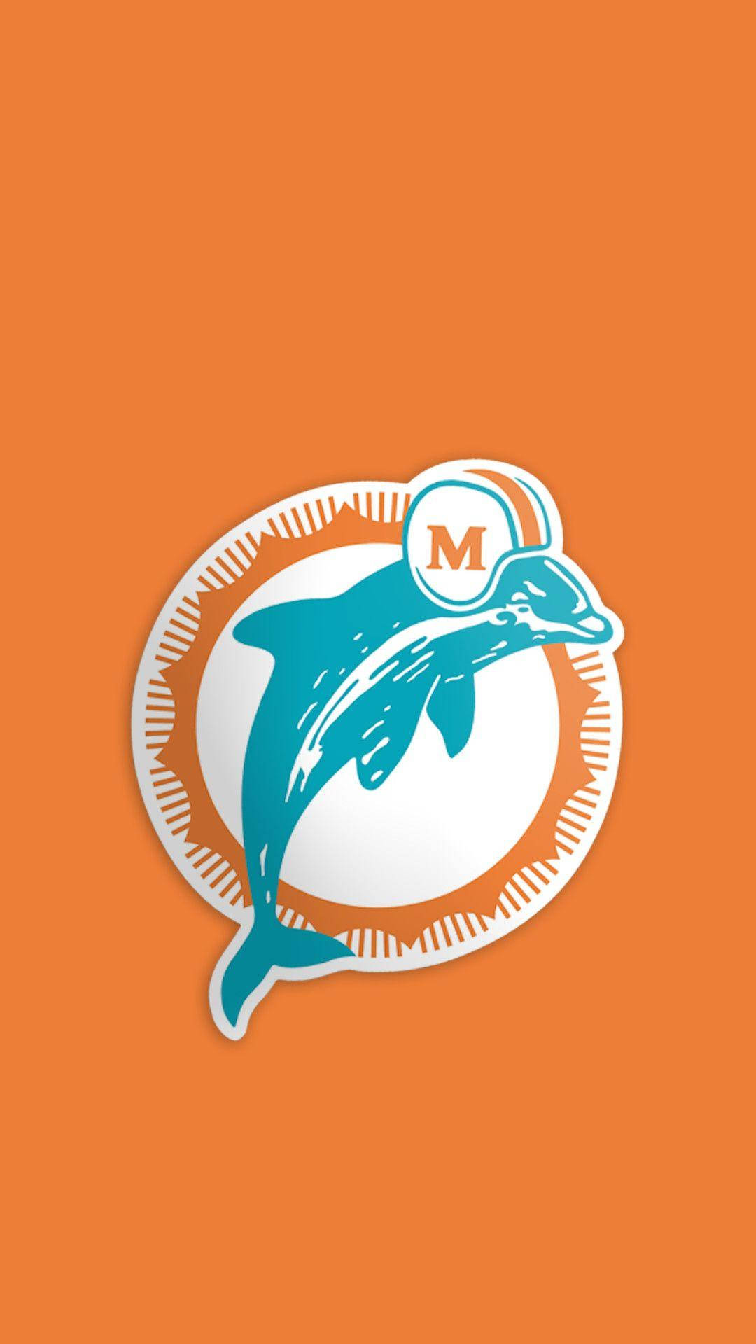 Miami Dolphins iPhone 桌布 壁紙 — 一隻戴著有橙色「M」頭盔的青綠色海豚在純橙色背景上的白色圓形標誌內跳躍。